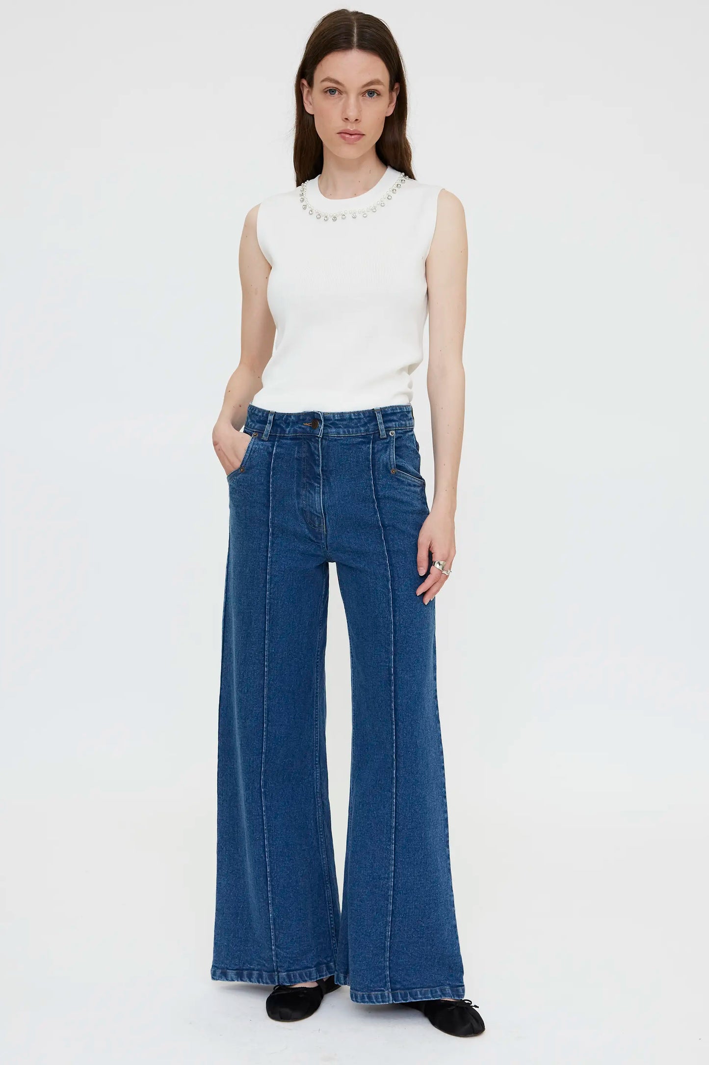 Top punto blanco con cuello joya