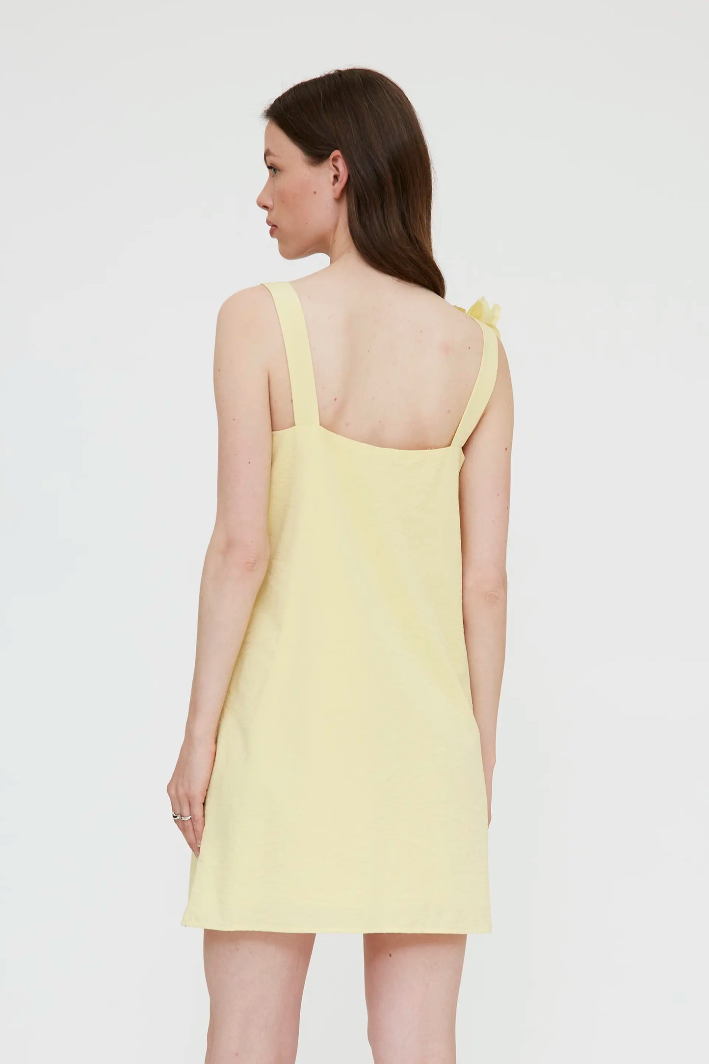 Vestido corto con detalle floral amarillo