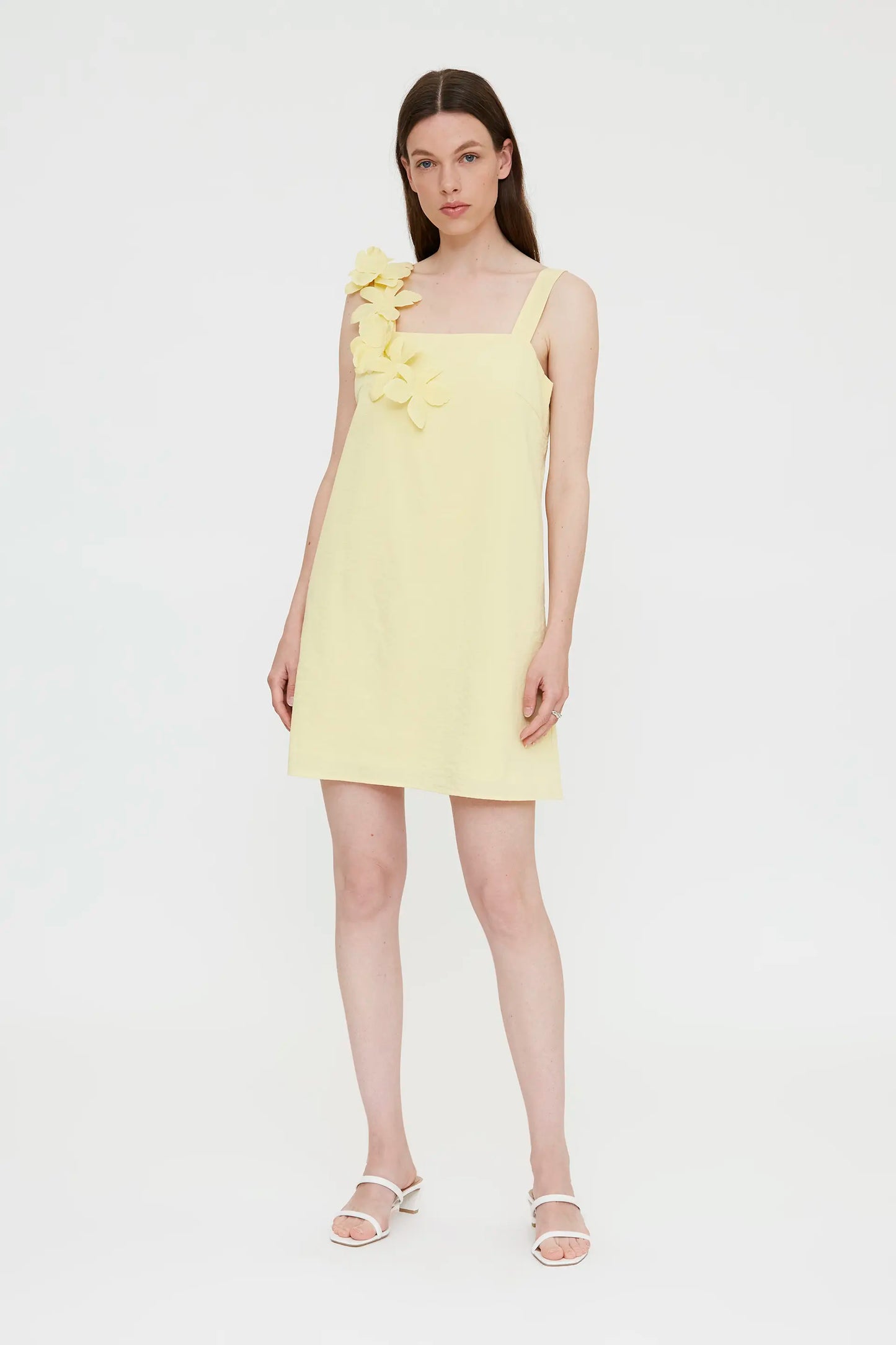 Vestido corto con detalle floral amarillo