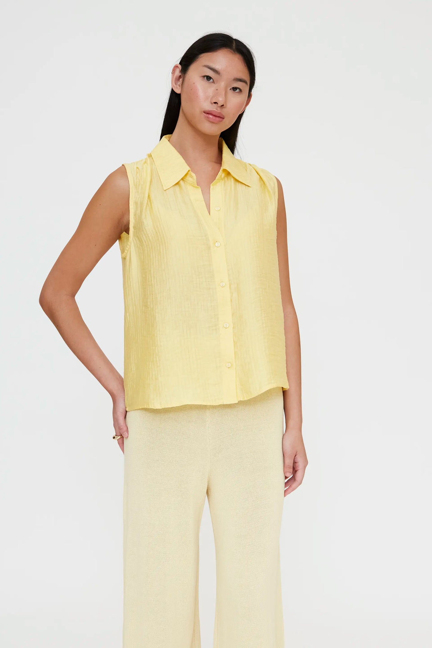 Camisa con textura amarilla