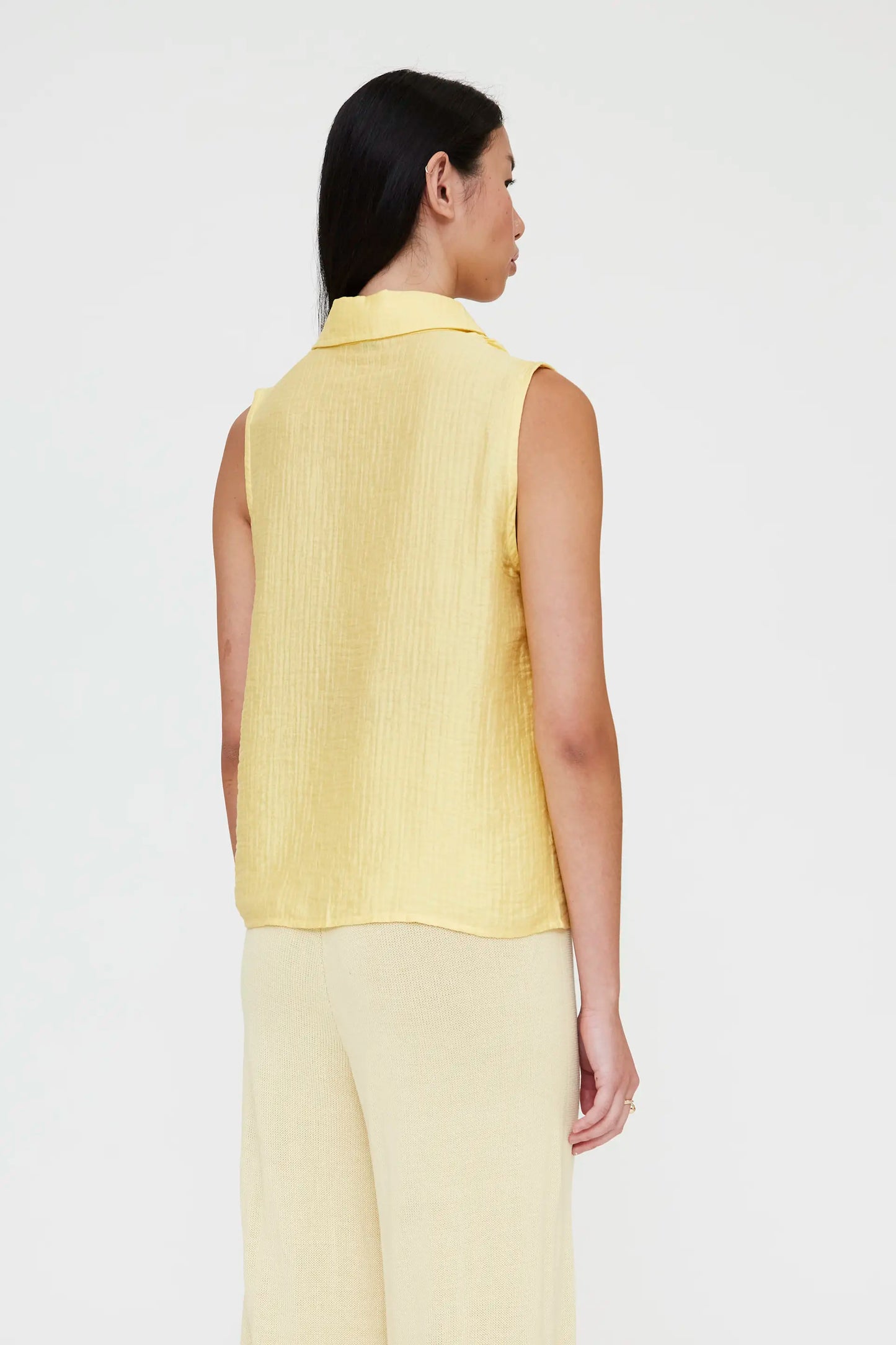 Camisa con textura amarilla