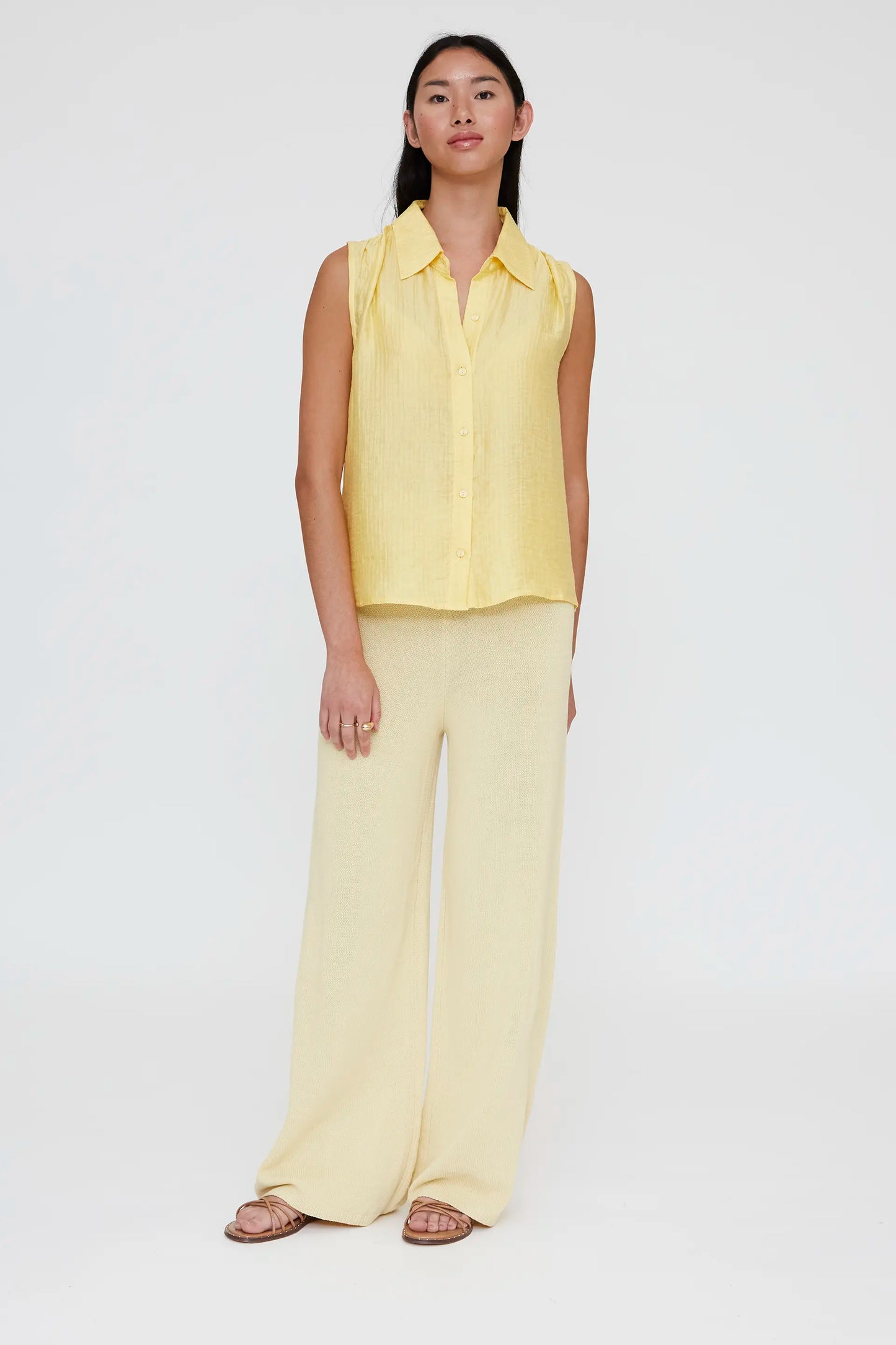 Camisa con textura amarilla