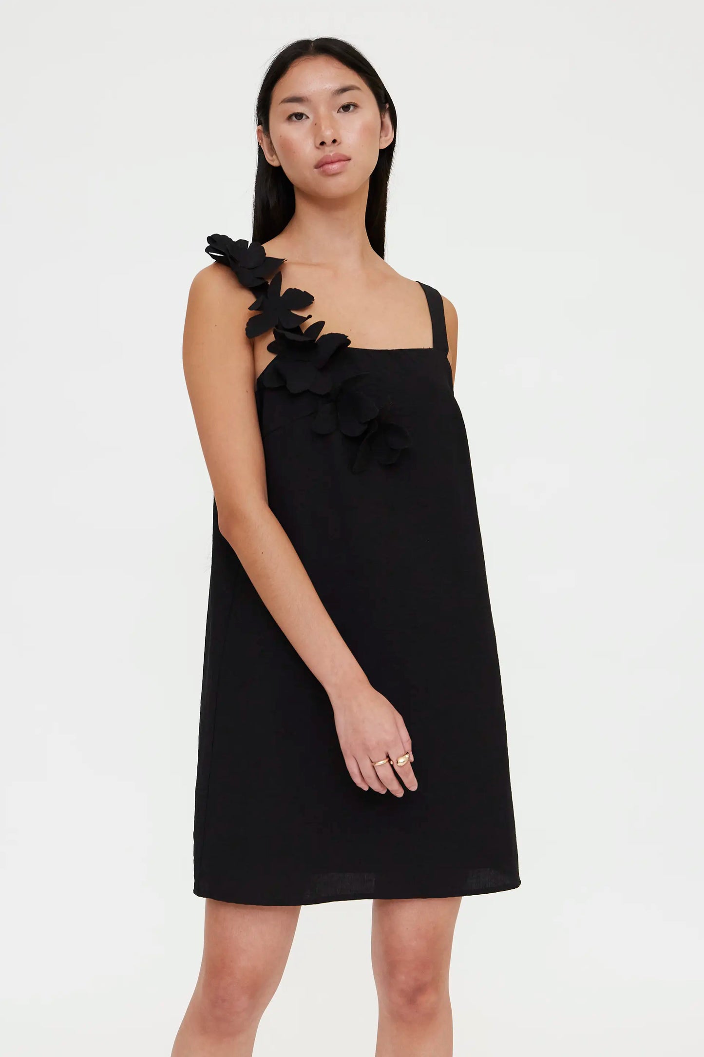 Vestido corto con detalle floral negro