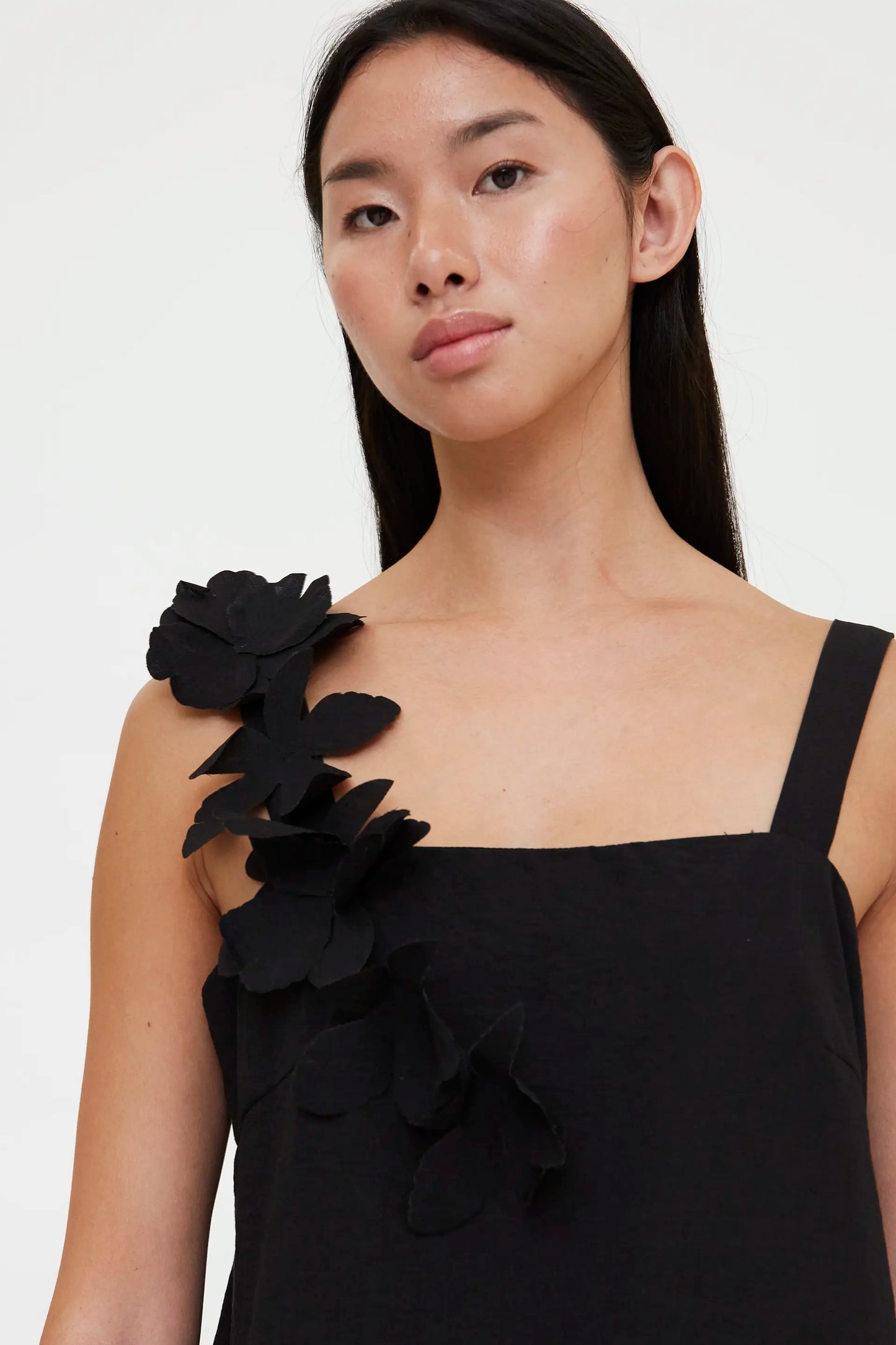 Vestido corto con detalle floral negro