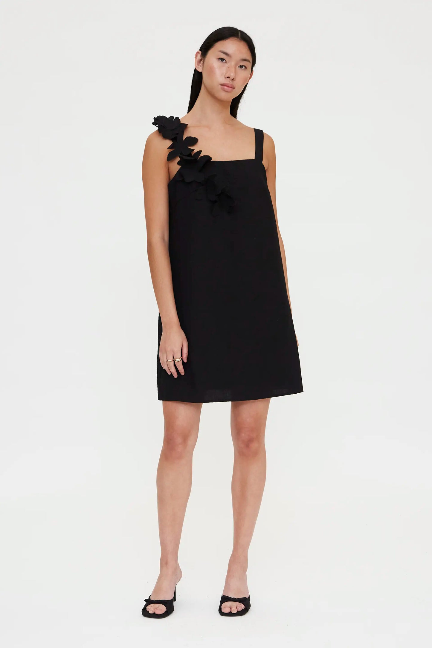 Vestido corto con detalle floral negro