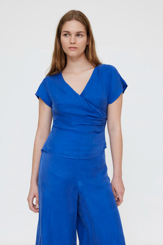Top crepé azul