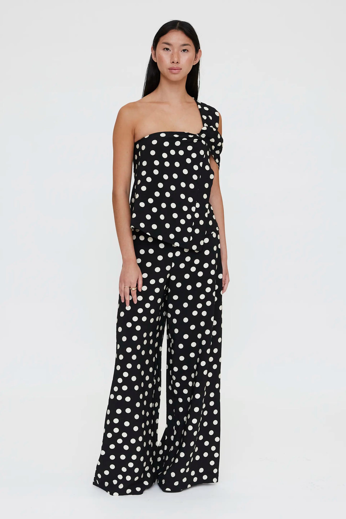 Pantalón con estampado de puntos negro y blanco