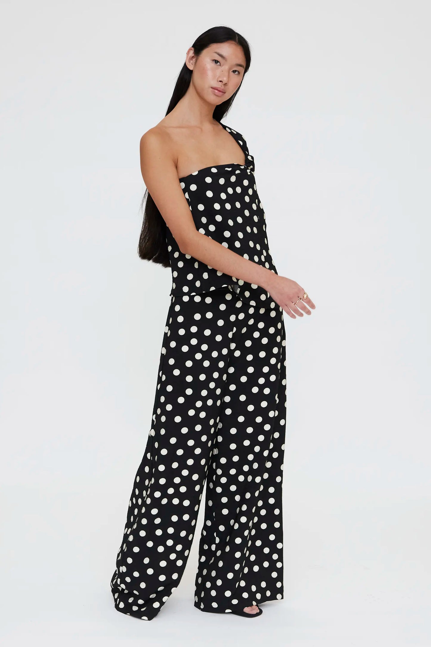 Pantalón con estampado de puntos negro y blanco