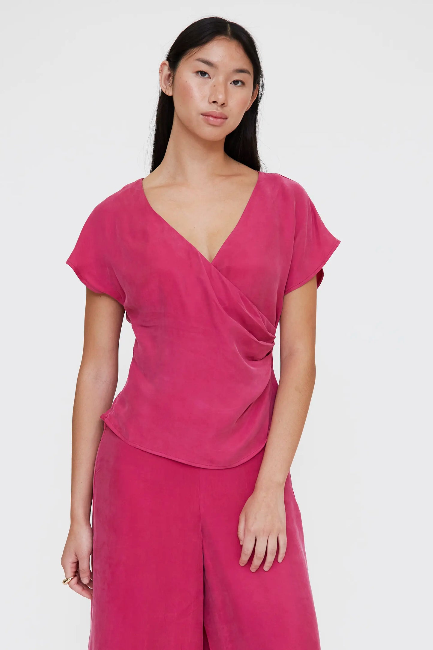 Top fucsia con escote cruzado