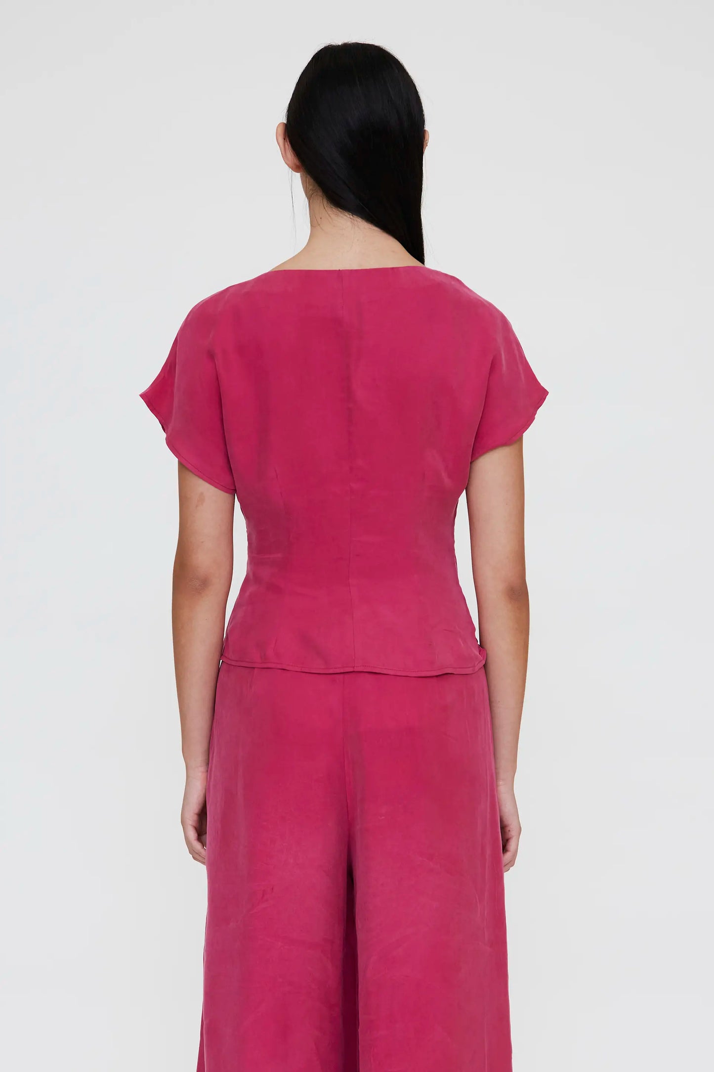 Top fucsia con escote cruzado