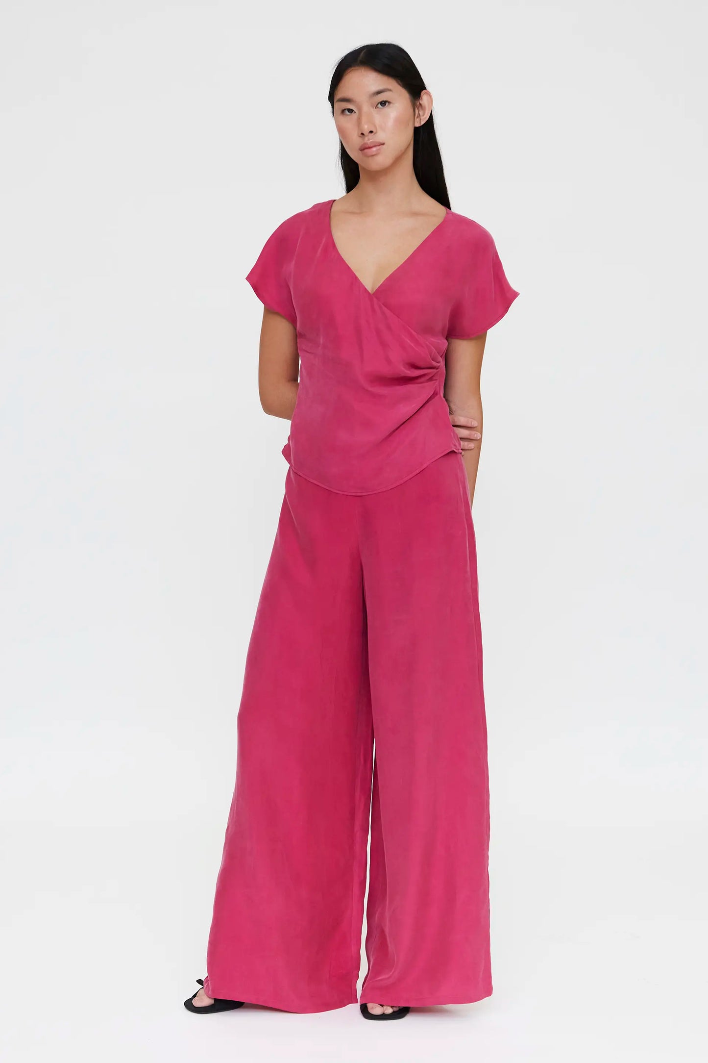 Top fucsia con escote cruzado