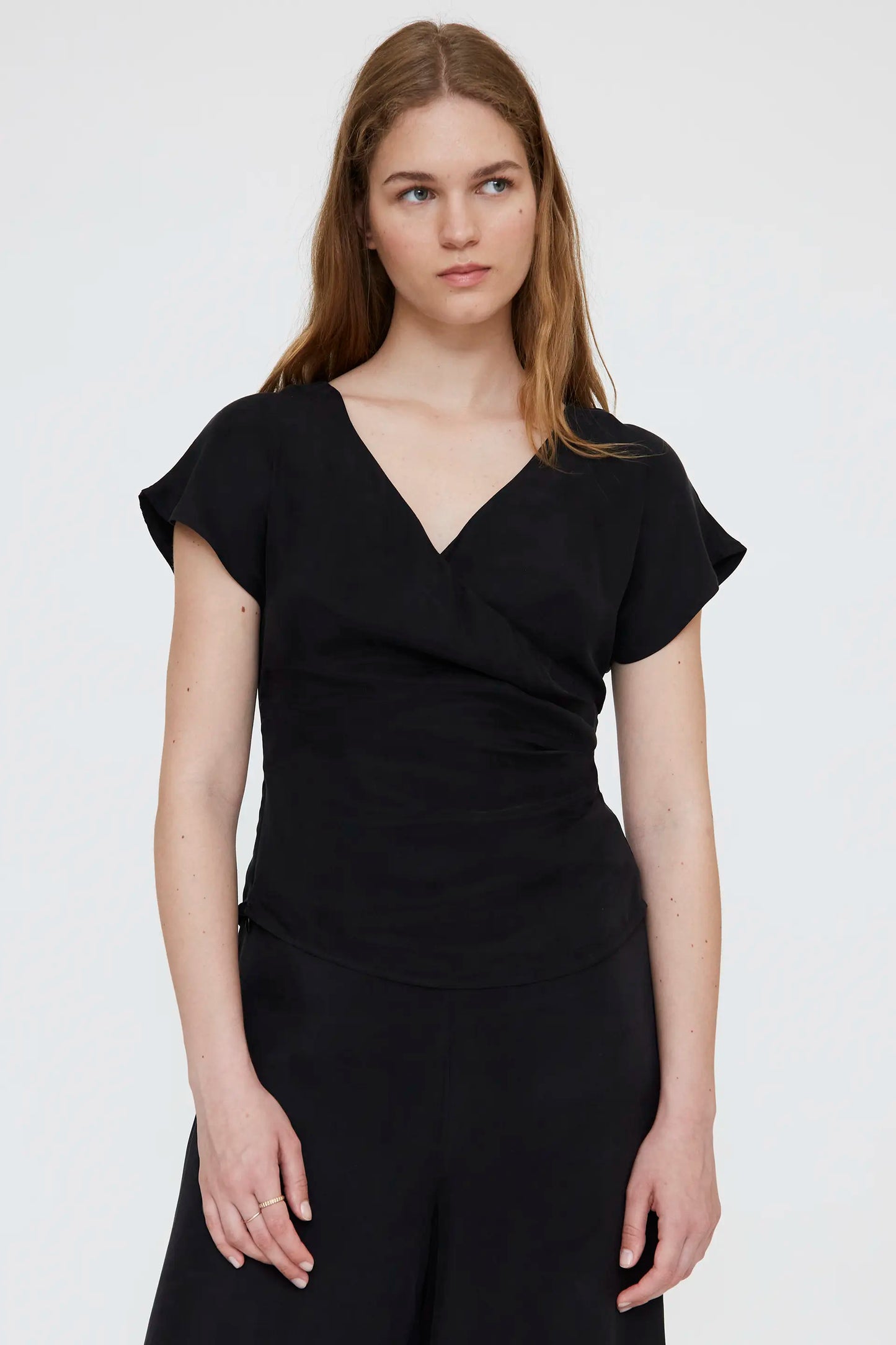 Top negro con escote cruzado