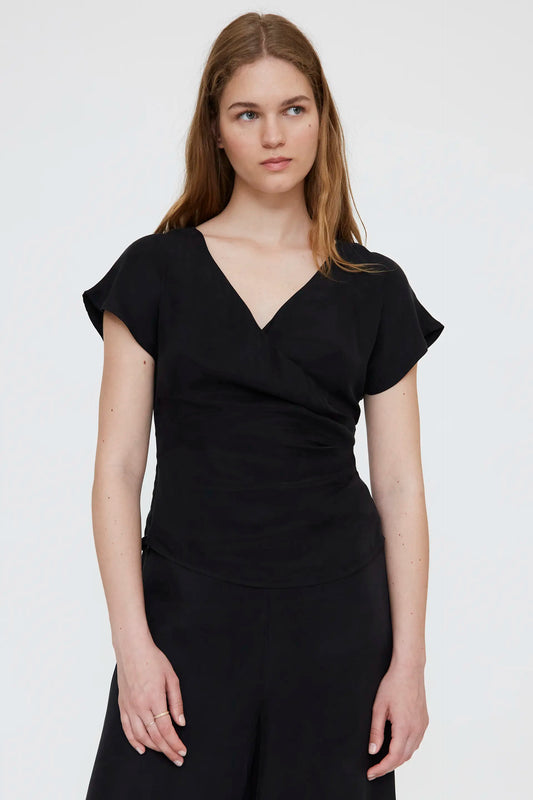 Top negro con escote cruzado