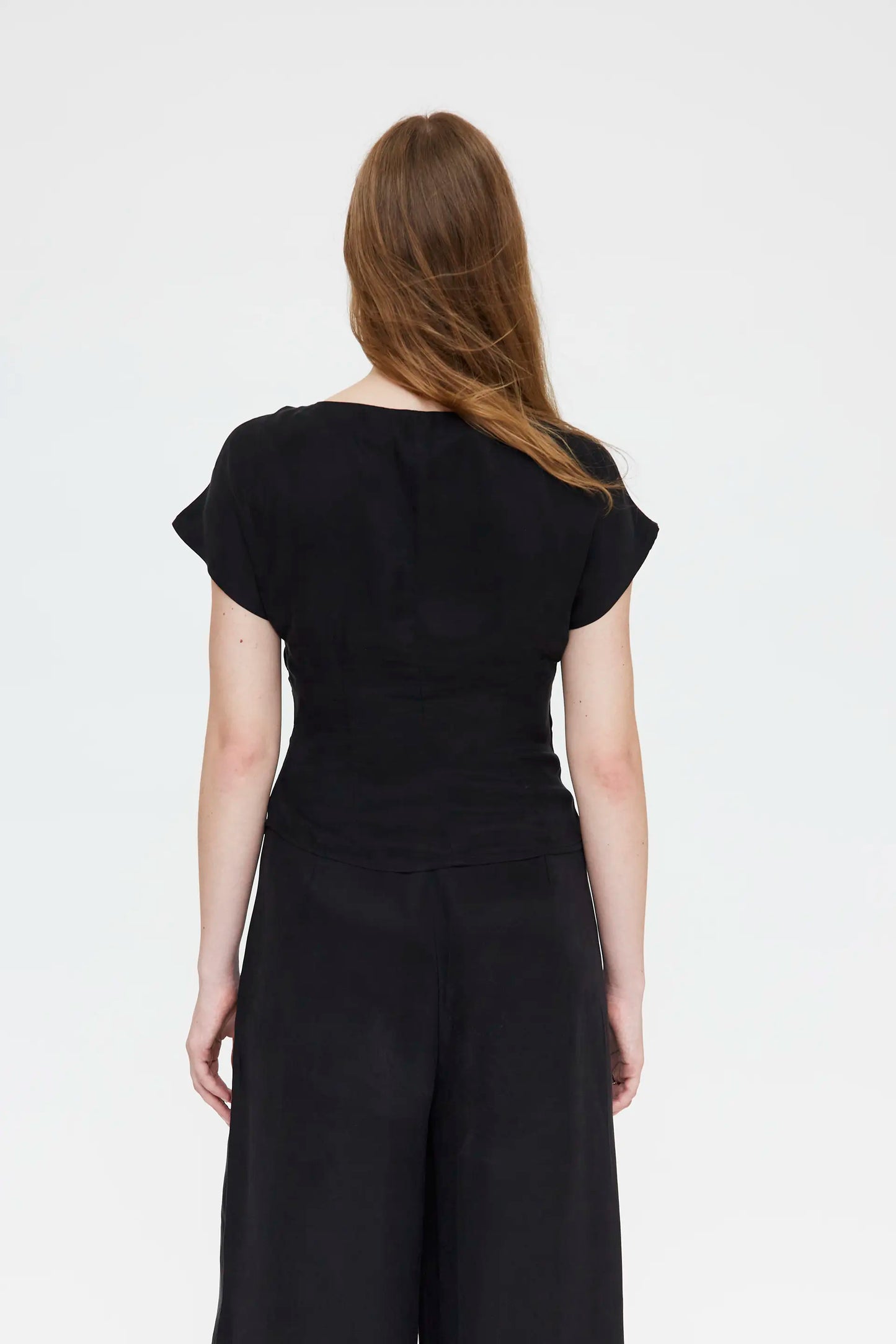 Top negro con escote cruzado