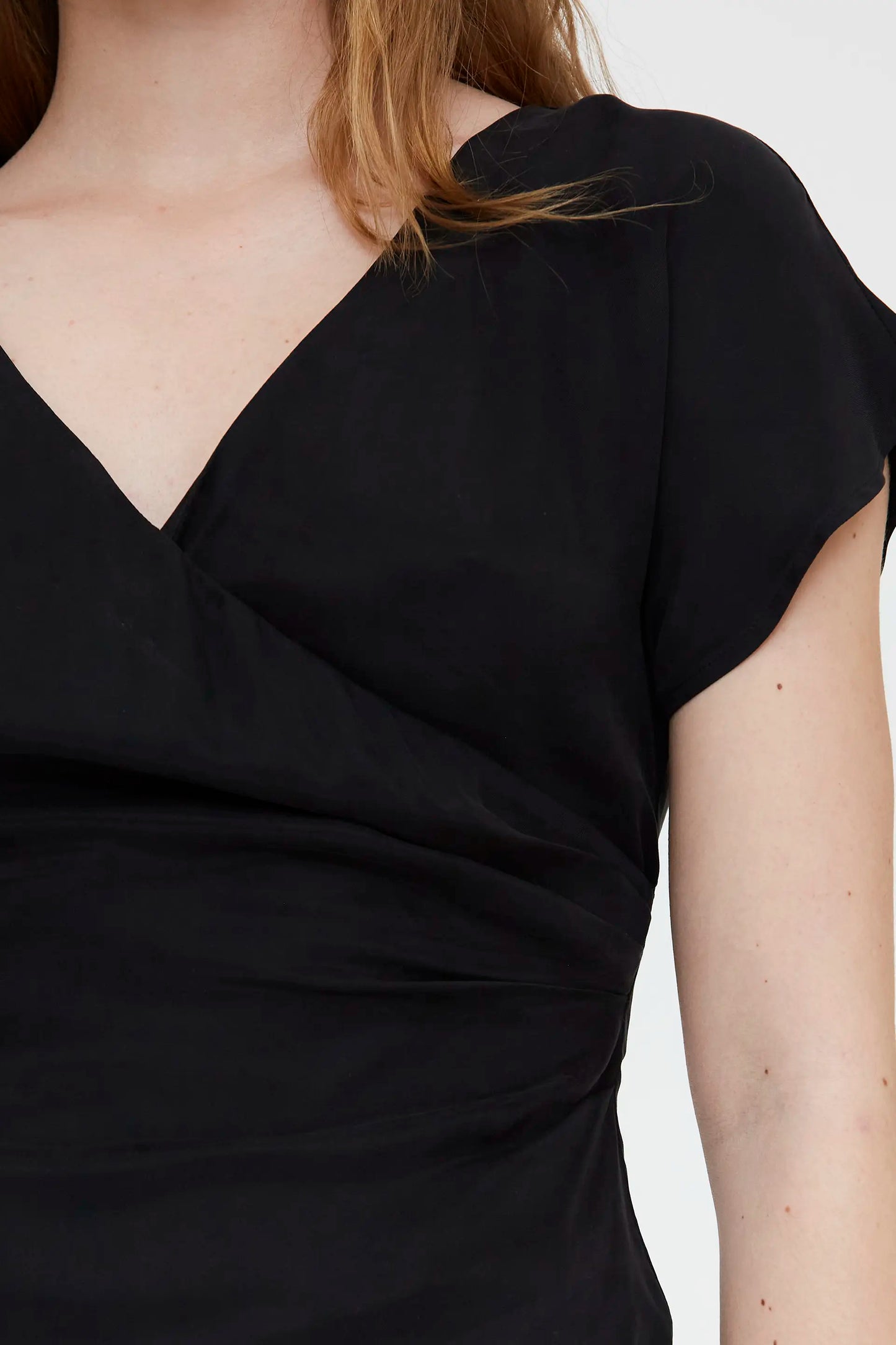 Top negro con escote cruzado