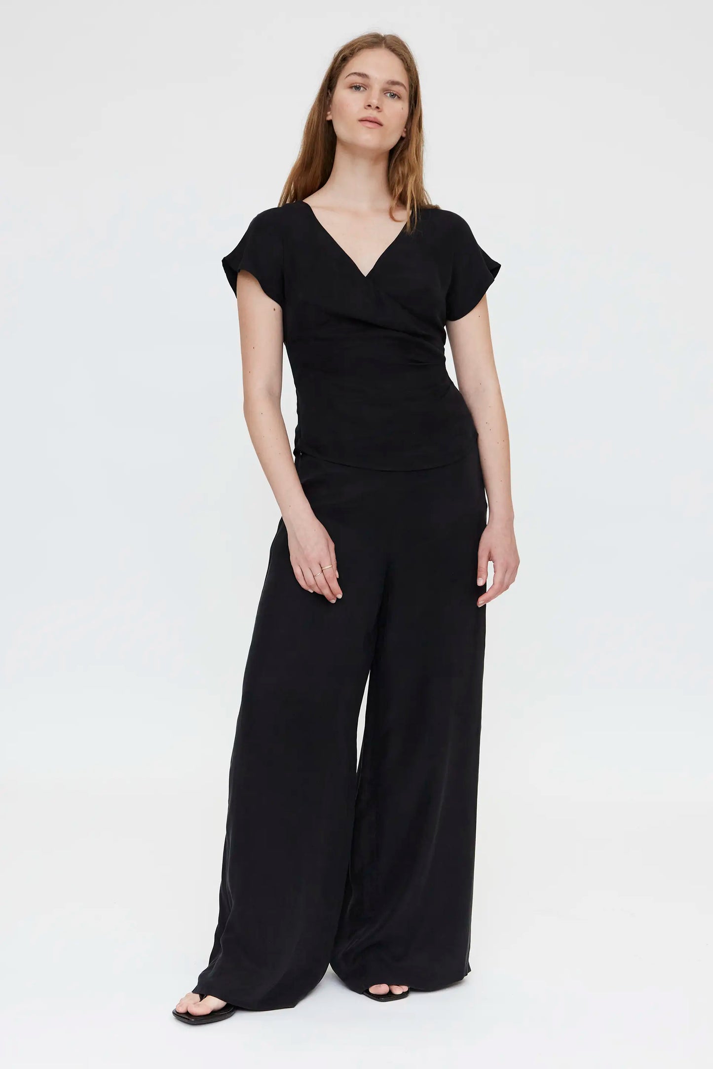 Top negro con escote cruzado