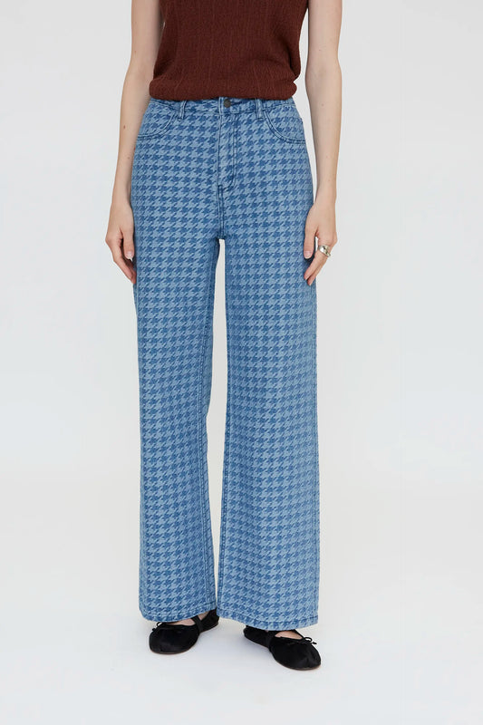 Vaquero con estampado pata de gallo azul