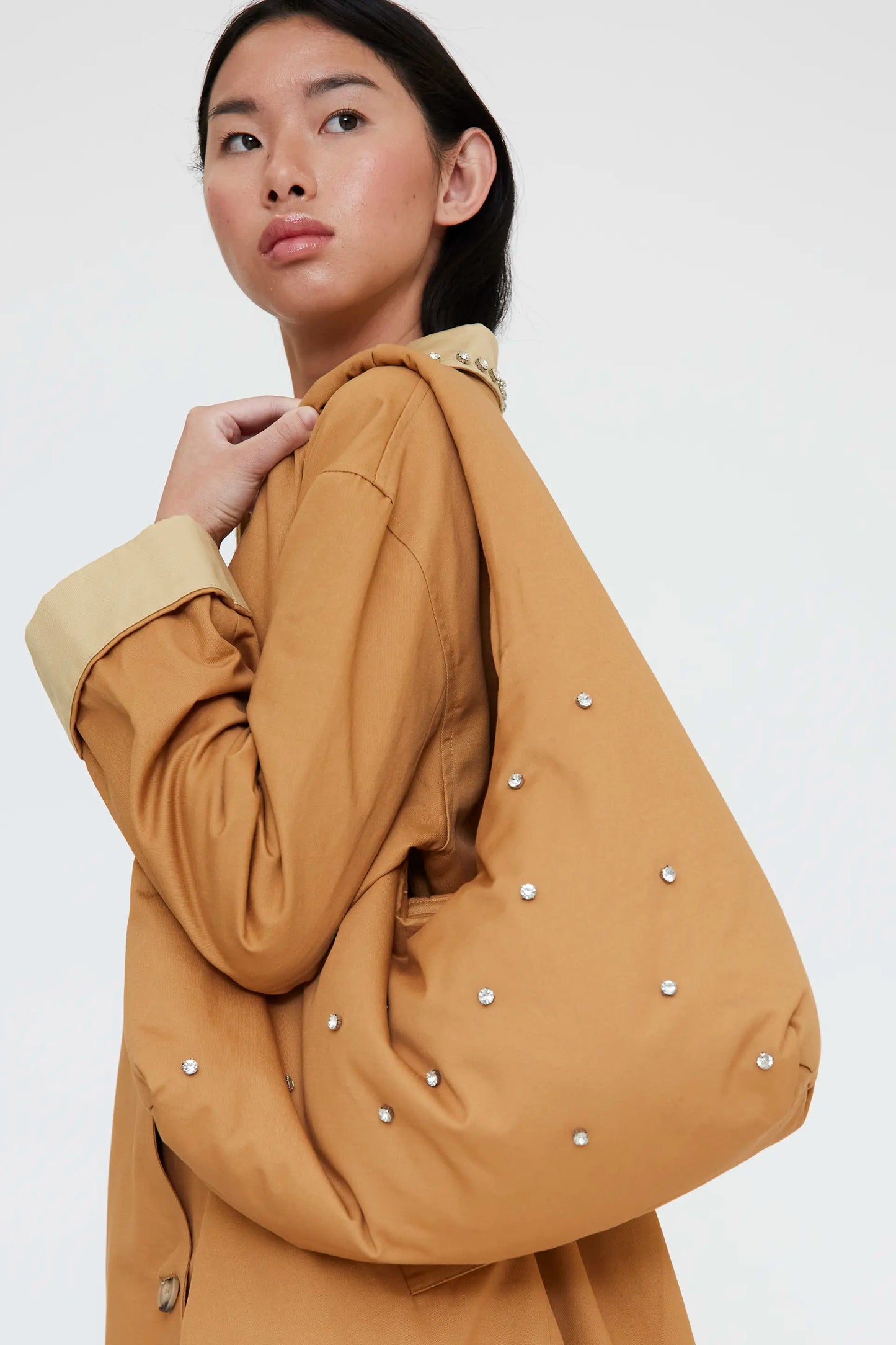 Bolso de hombro camel con brillantes