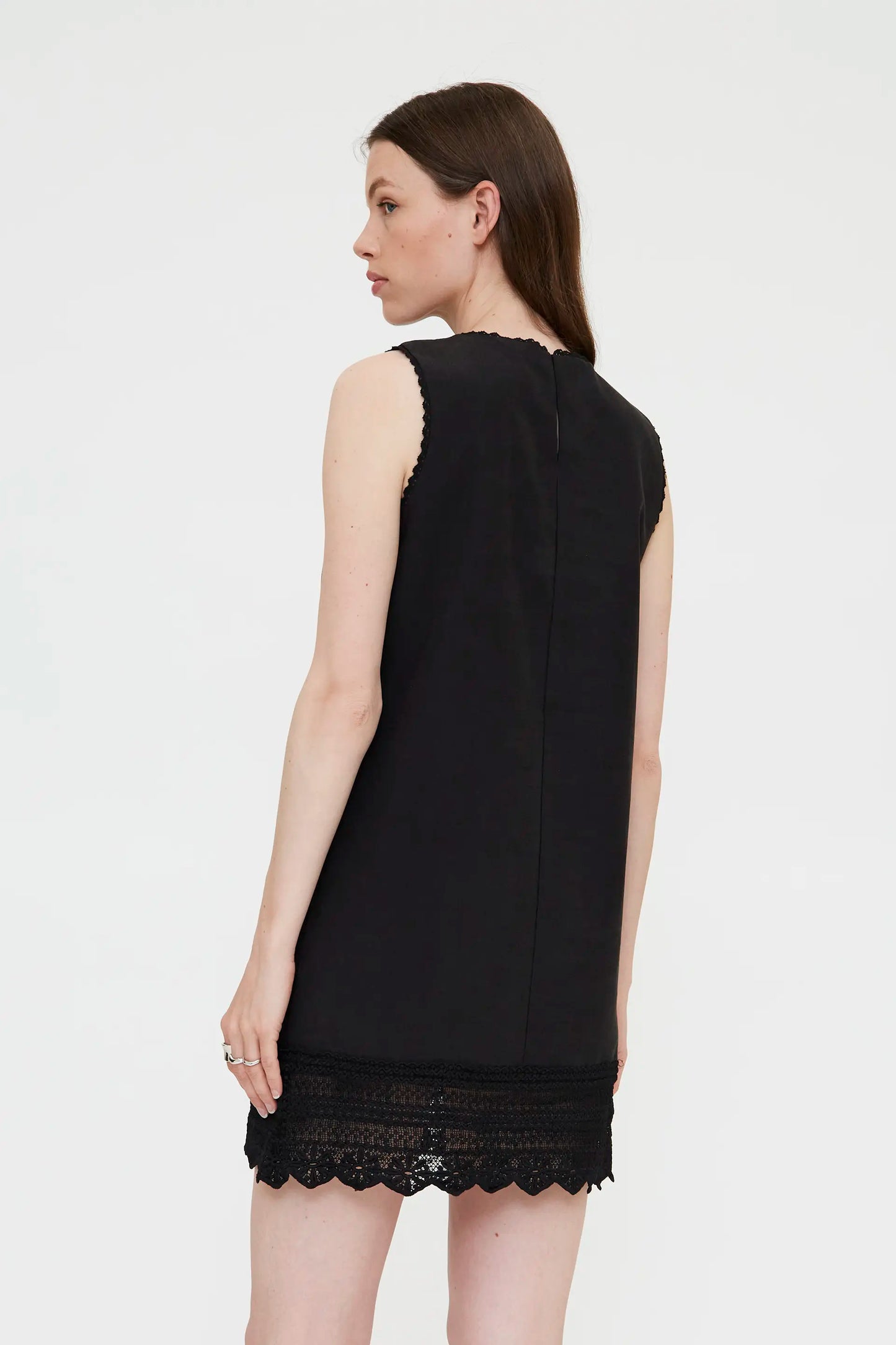 Vestido corto negro con encaje