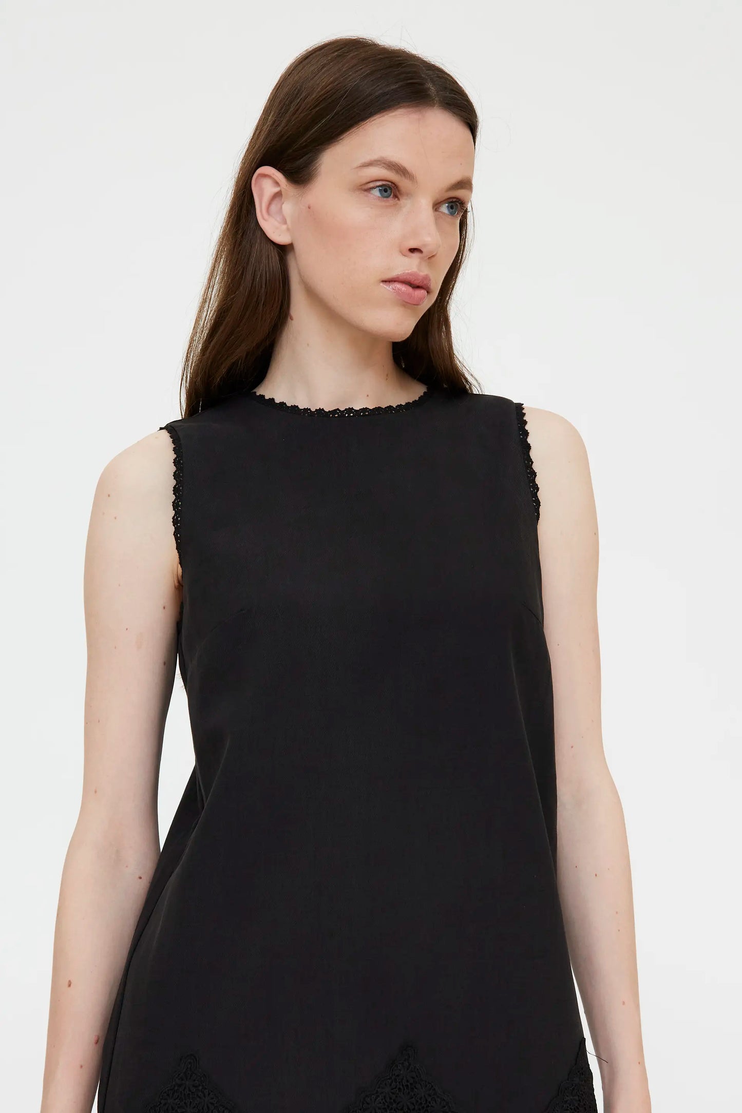 Vestido corto negro con encaje