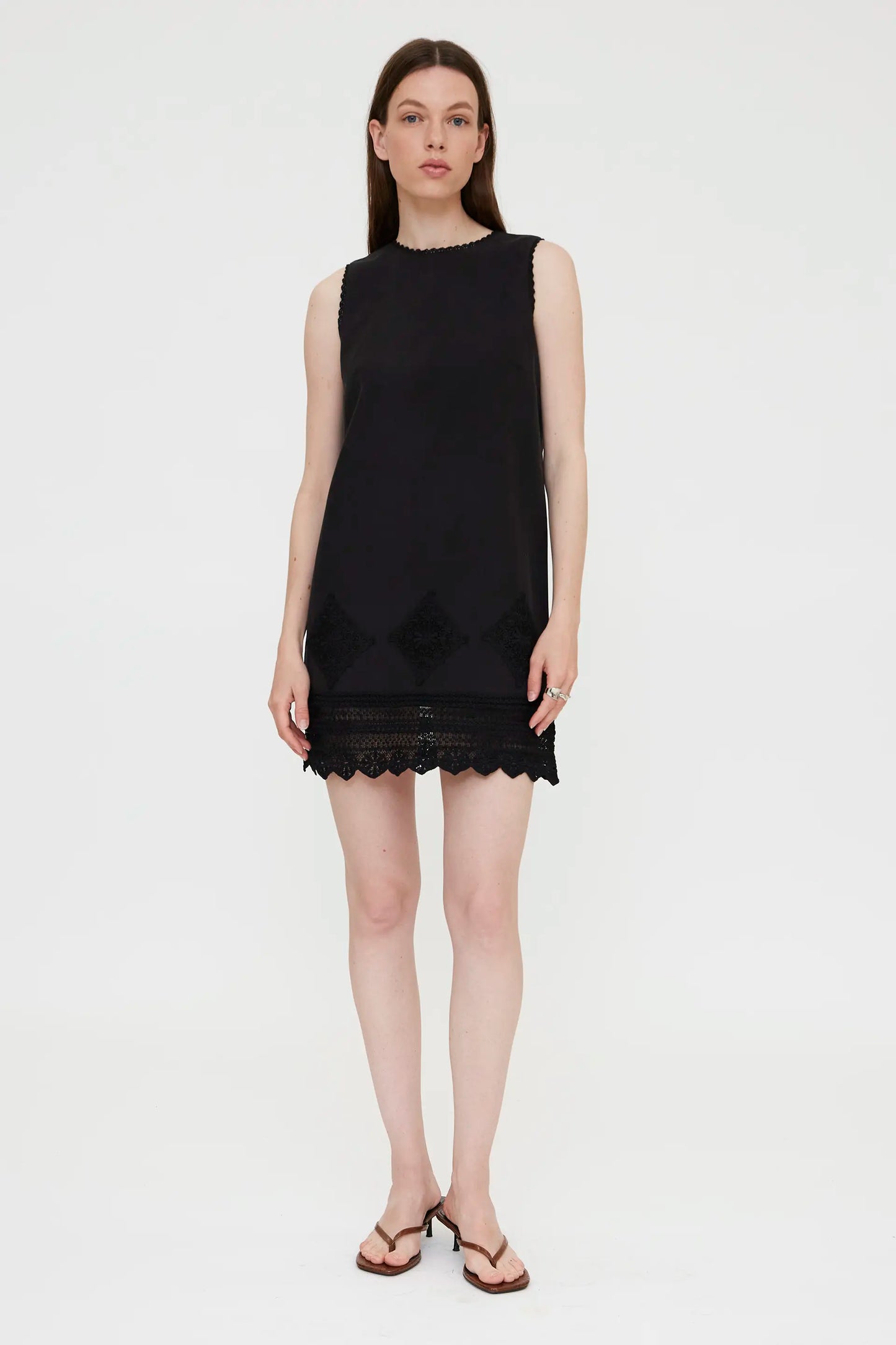 Vestido corto negro con encaje