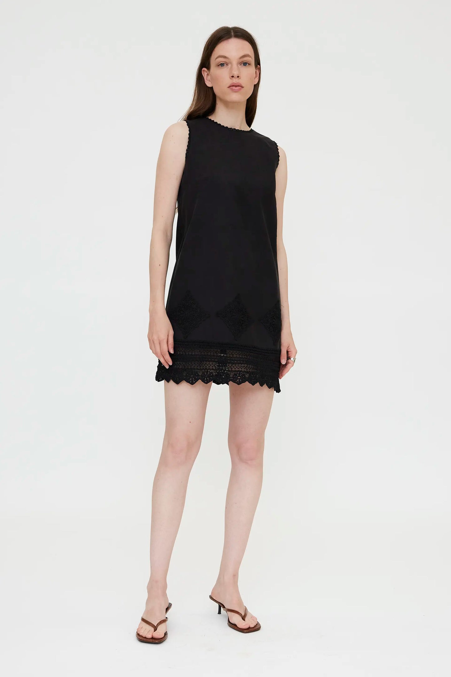 Vestido corto negro con encaje