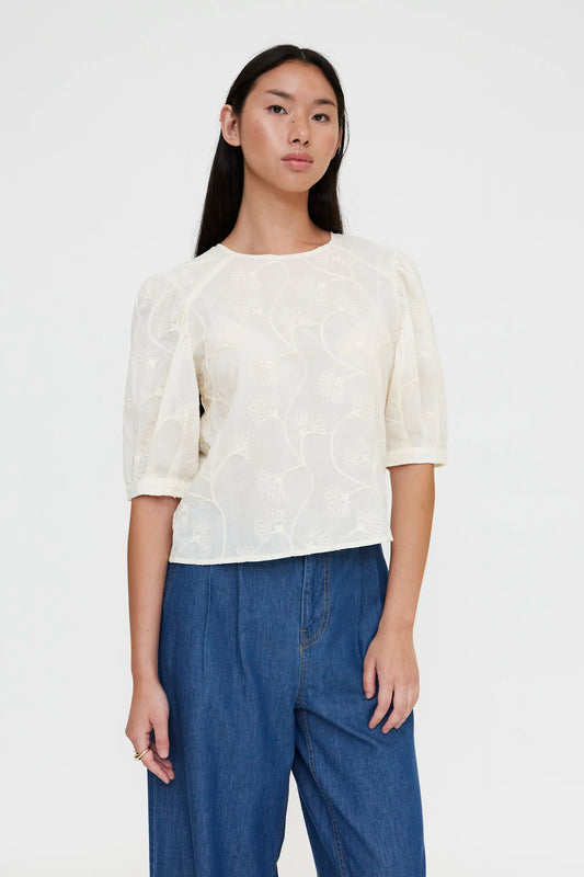 Top made of 100% off-white cotton with floral embroidery