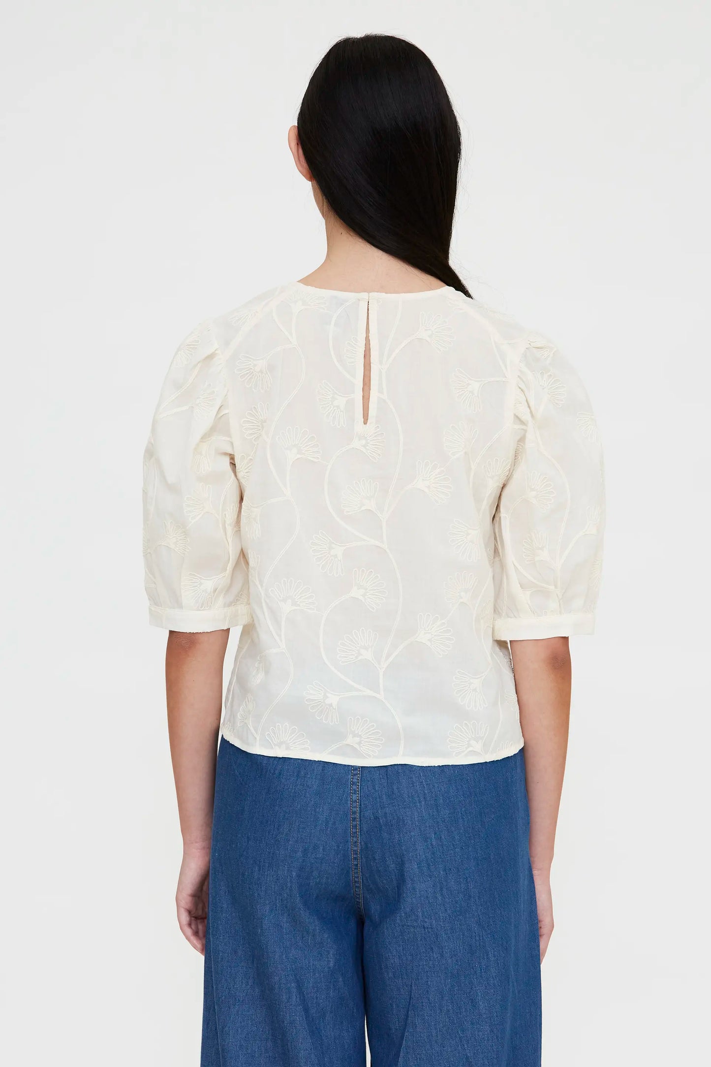 Top 100% algodón blanco roto con bordado floral