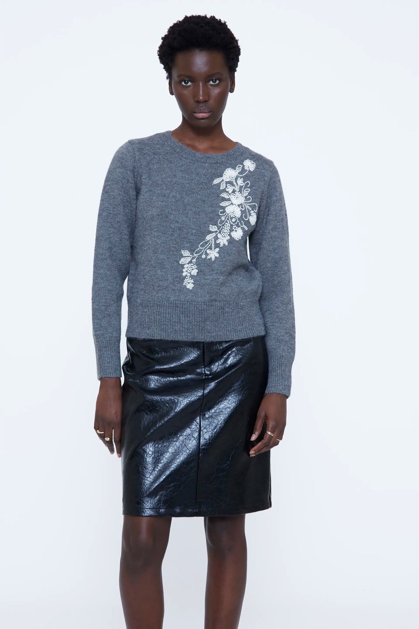 Jersey punto gris con detalle bordado de flores blancas