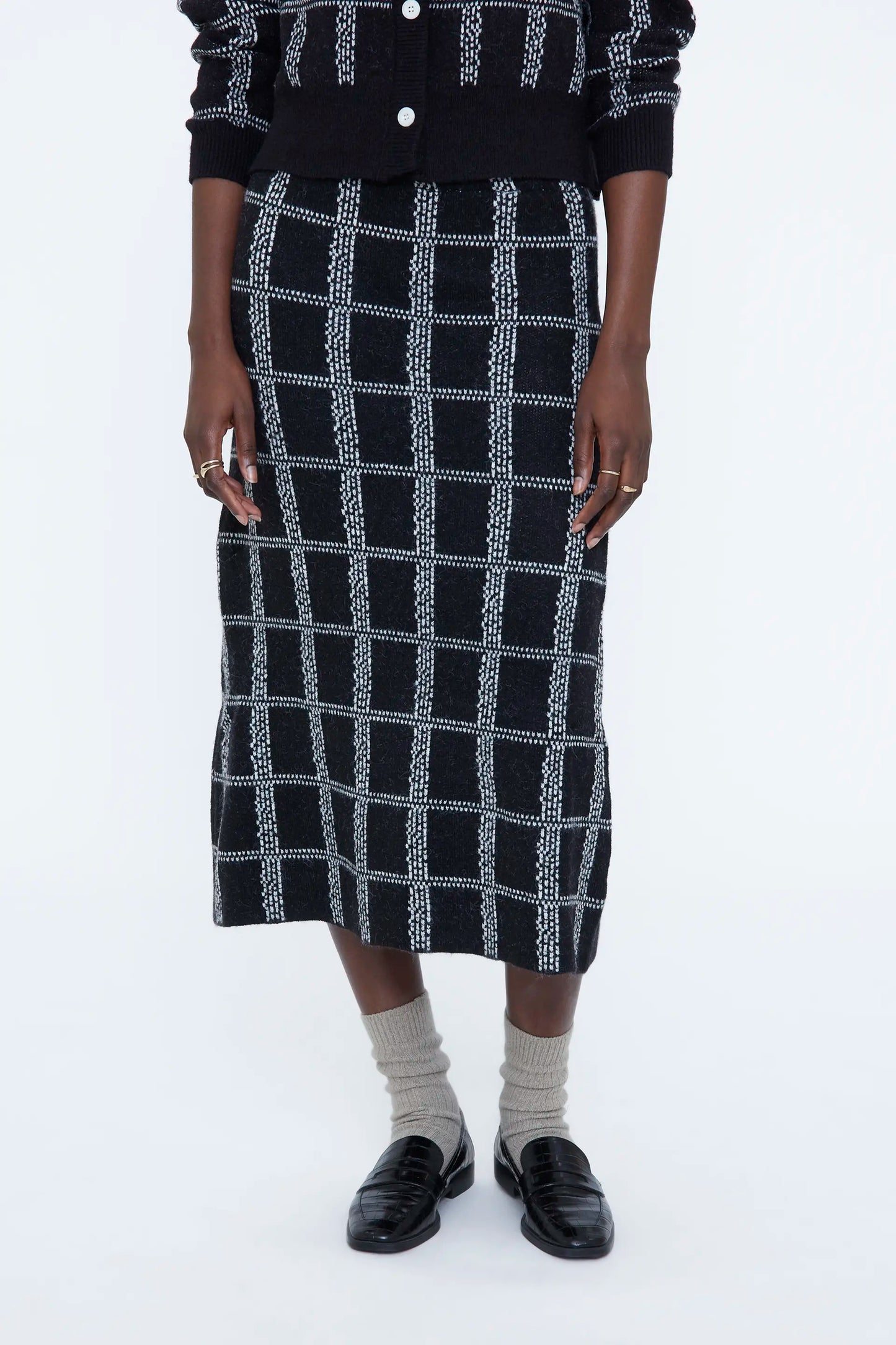 Falda midi con estampado de cuadros blanco y negro
