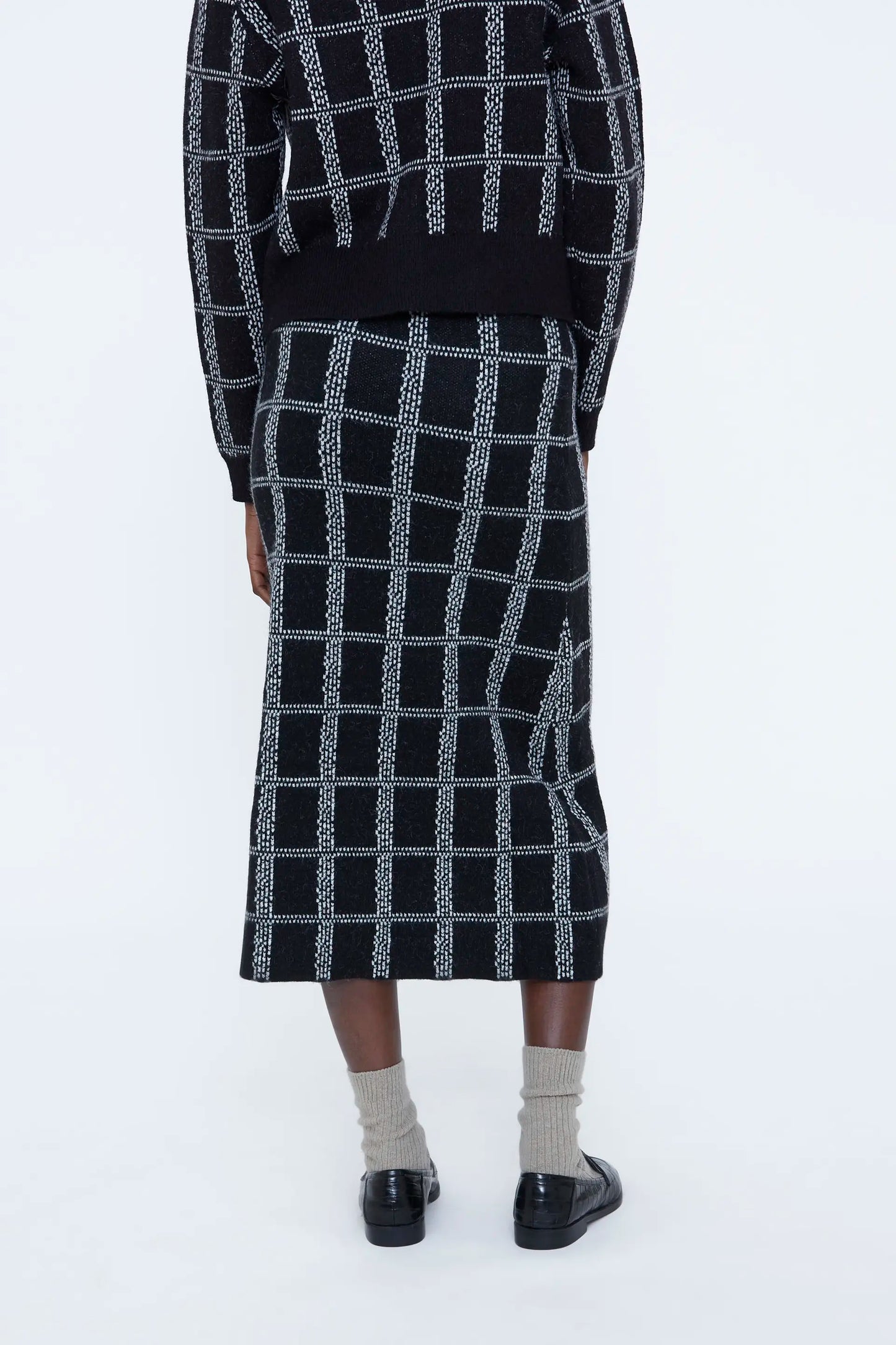 Falda midi con estampado de cuadros blanco y negro