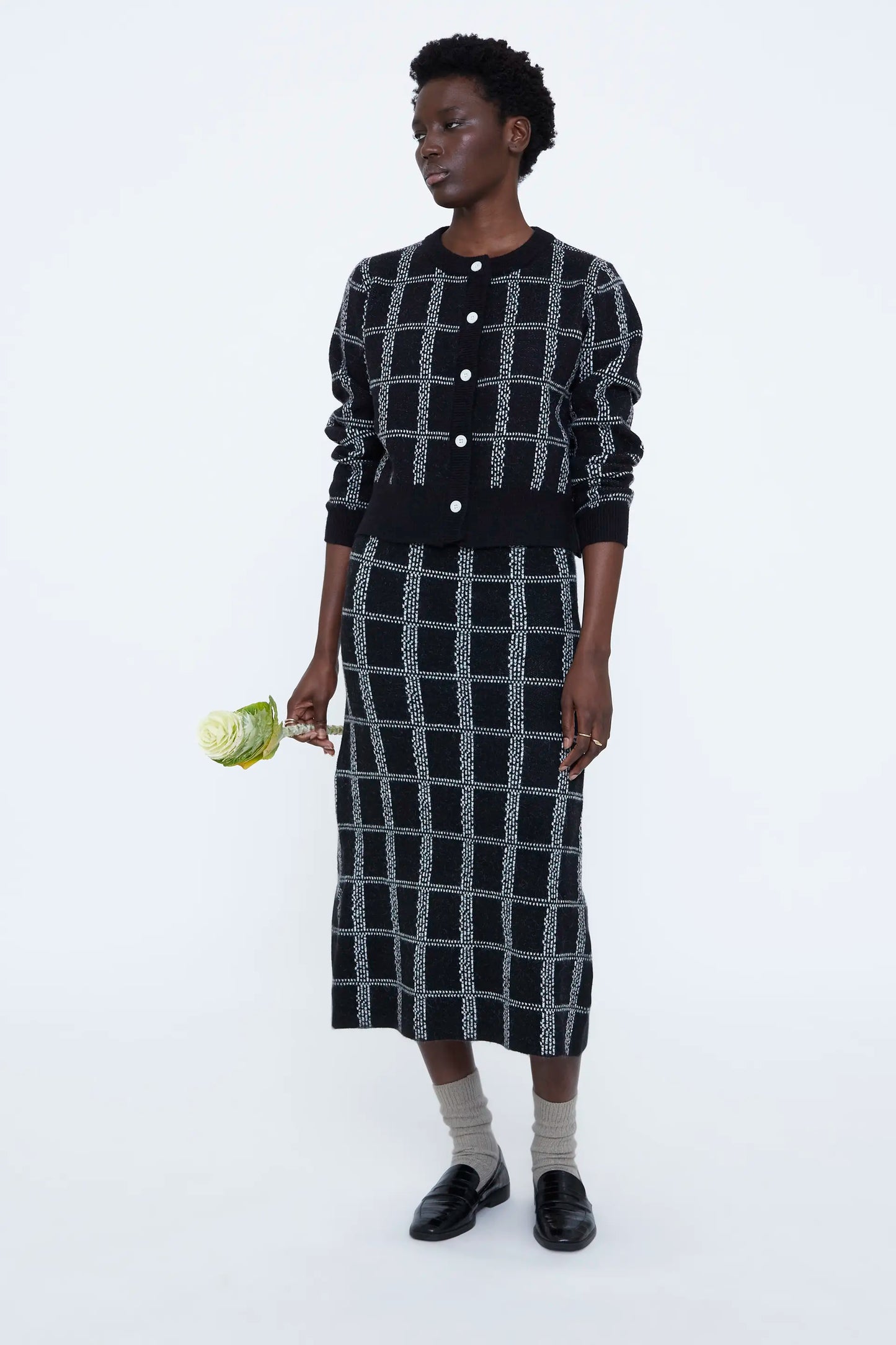 Falda midi con estampado de cuadros blanco y negro