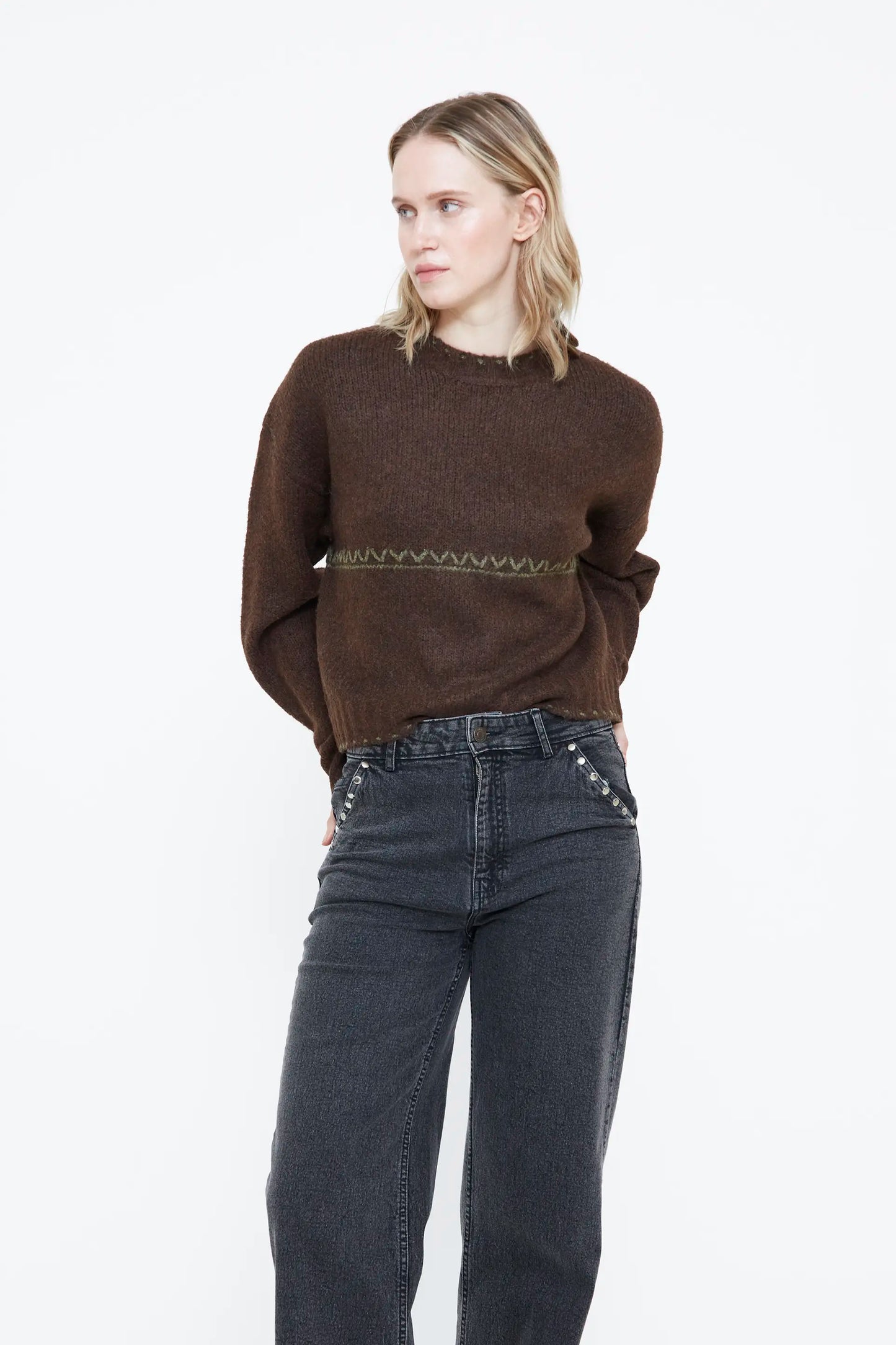 Jersey marrón con detalles bordados