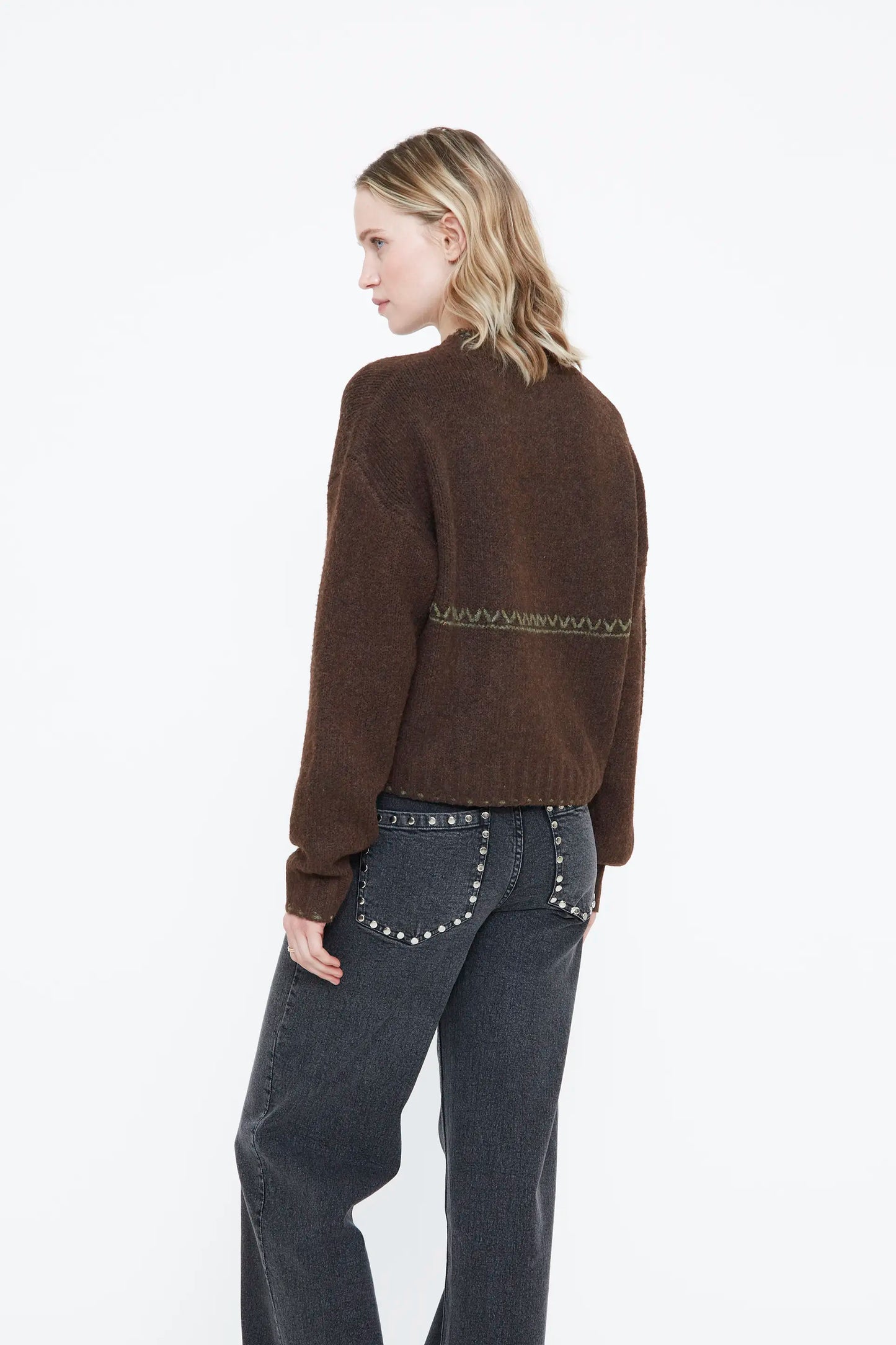 Jersey marrón con detalles bordados