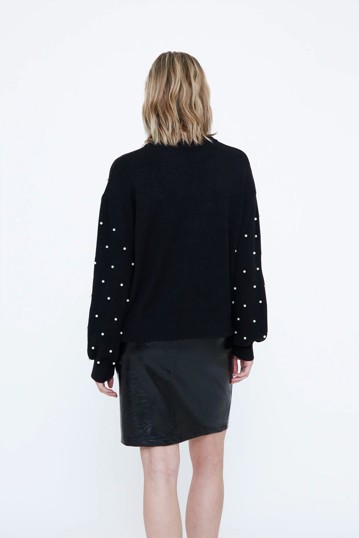Jersey punto negro con perlas blancas