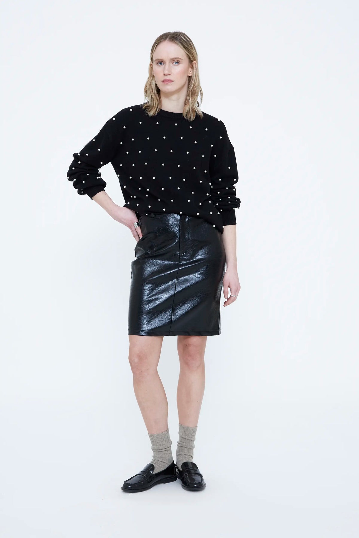 Jersey punto negro con perlas blancas