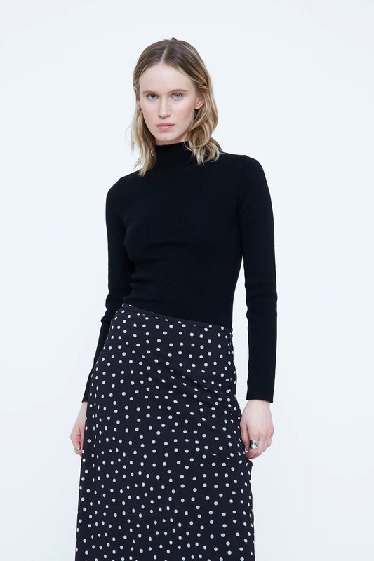 Top cuello alto negro