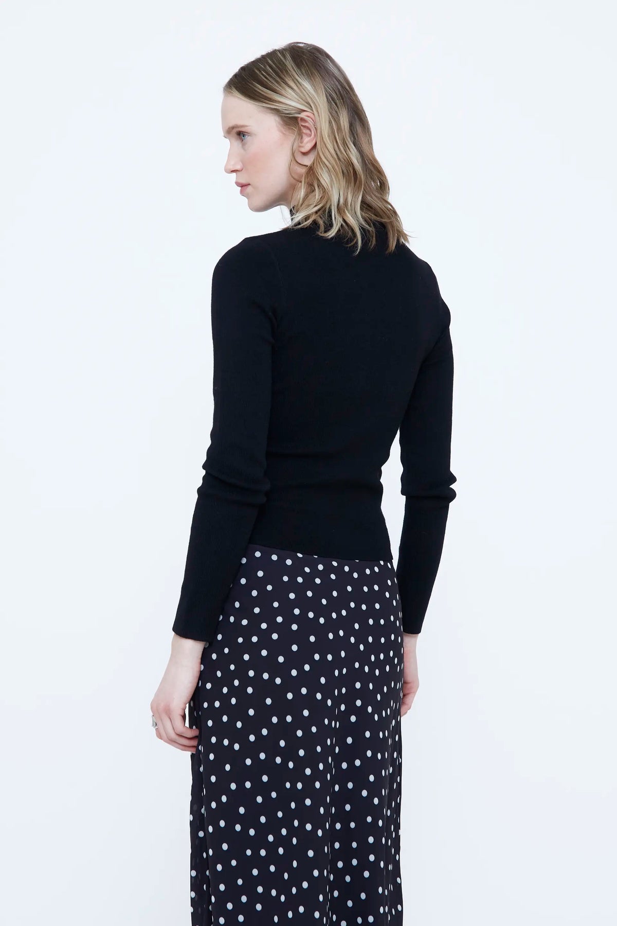 Top cuello alto negro