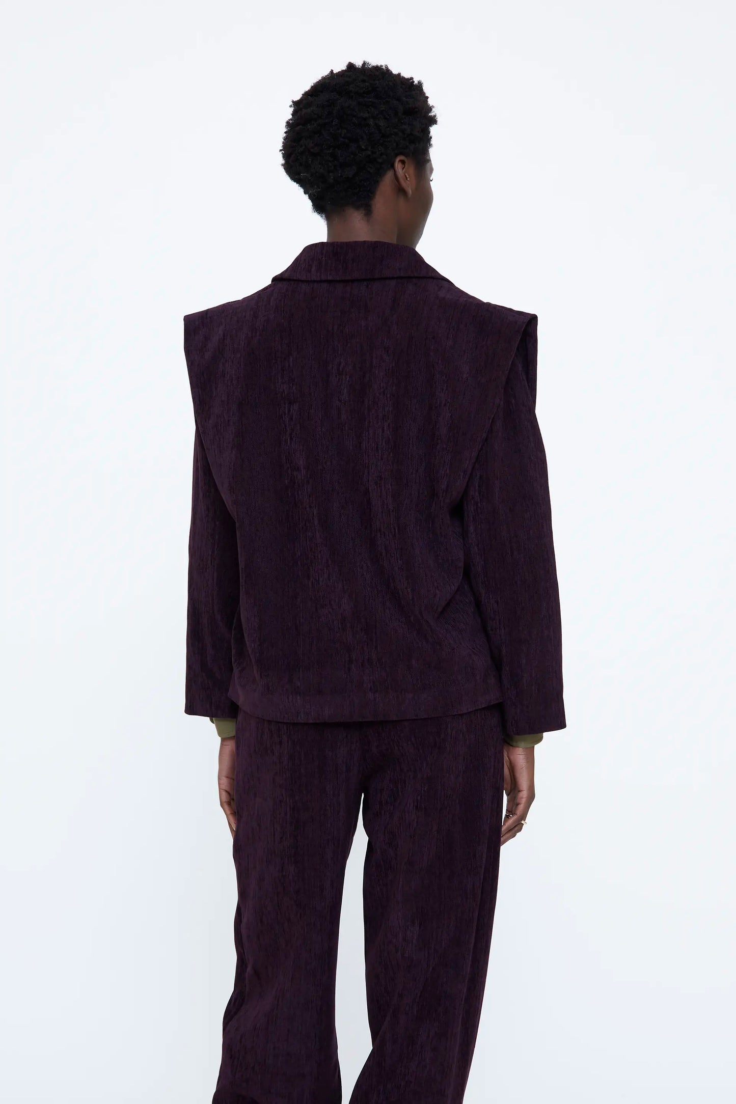 Blazer burdeos con hombreras