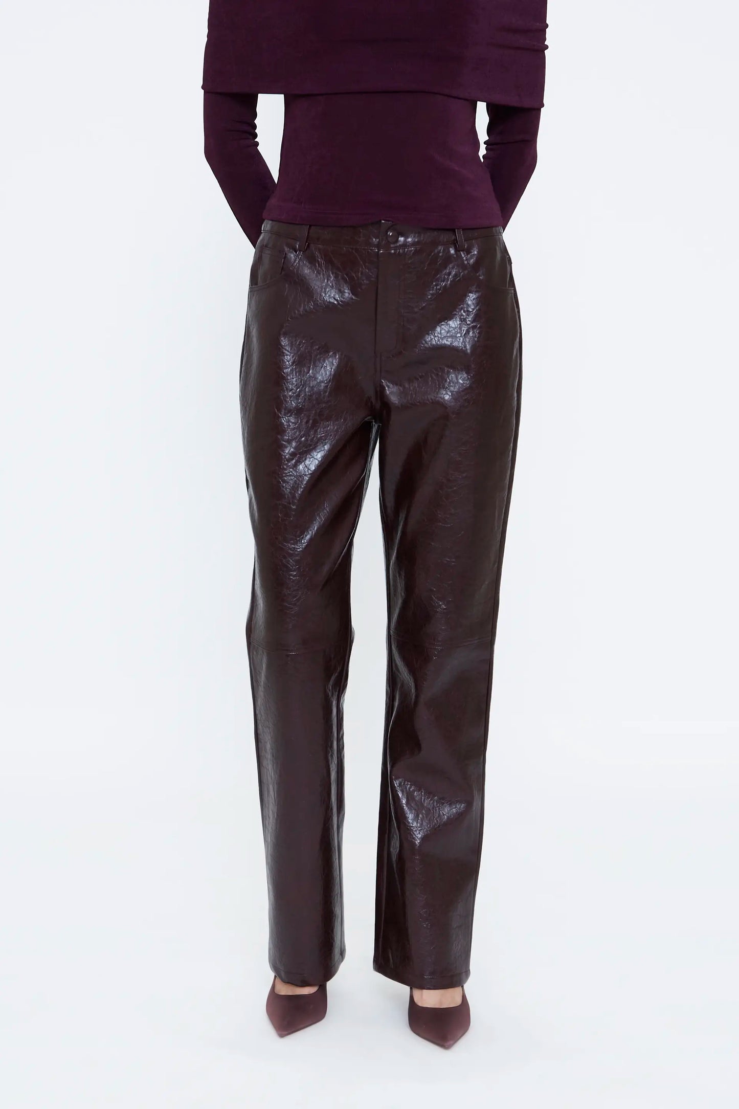 Pantalón cuero sintético burdeos