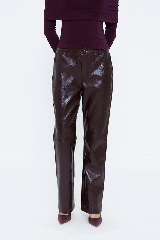 Pantalón cuero sintético burdeos