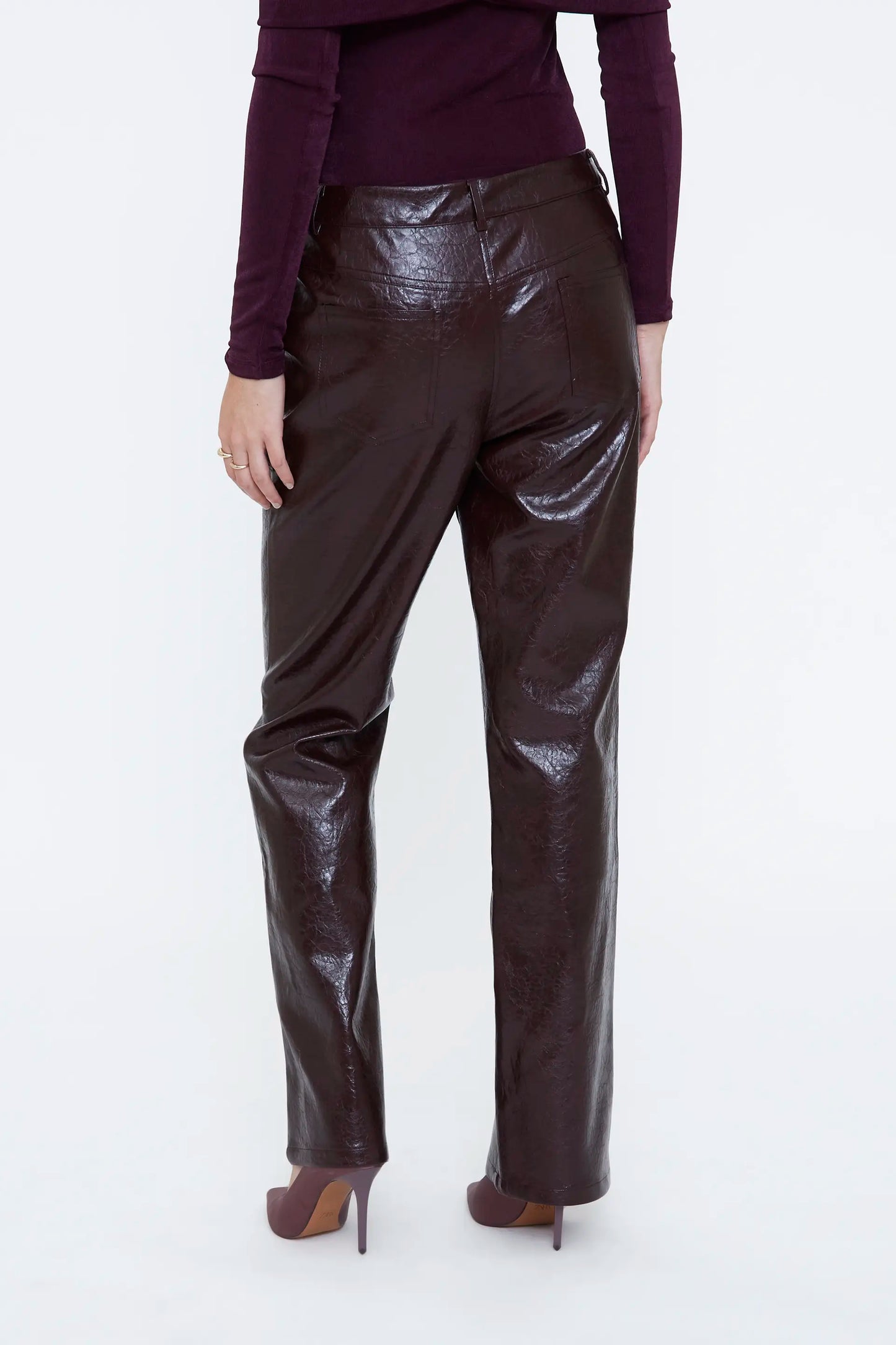 Pantalón cuero sintético burdeos