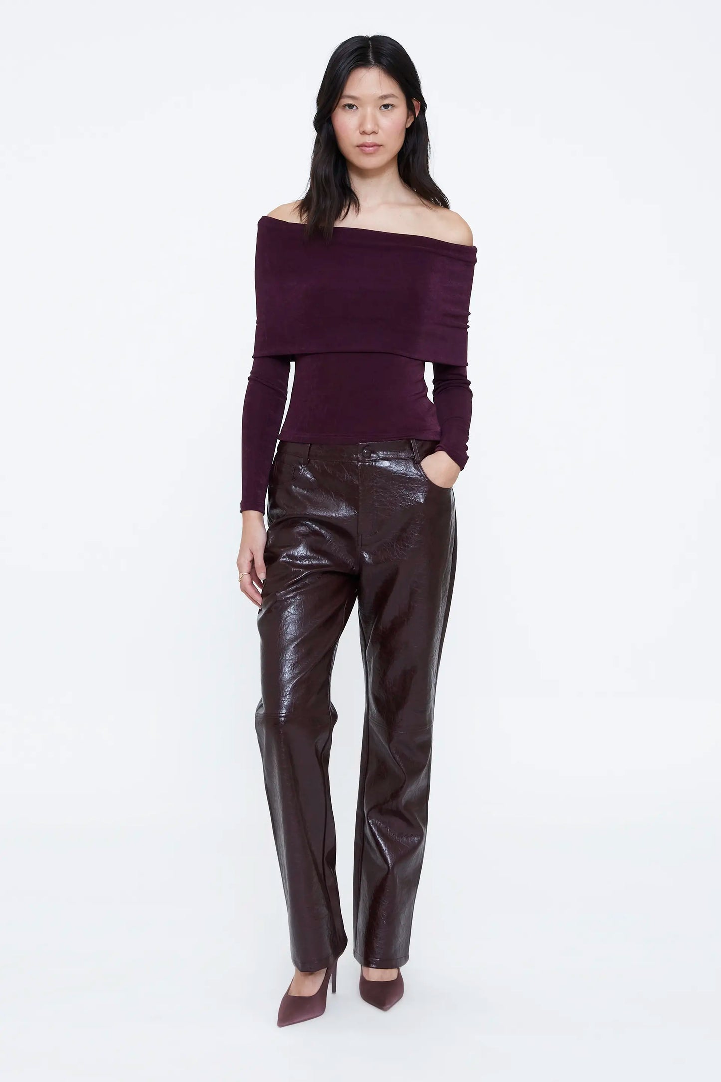 Pantalón cuero sintético burdeos