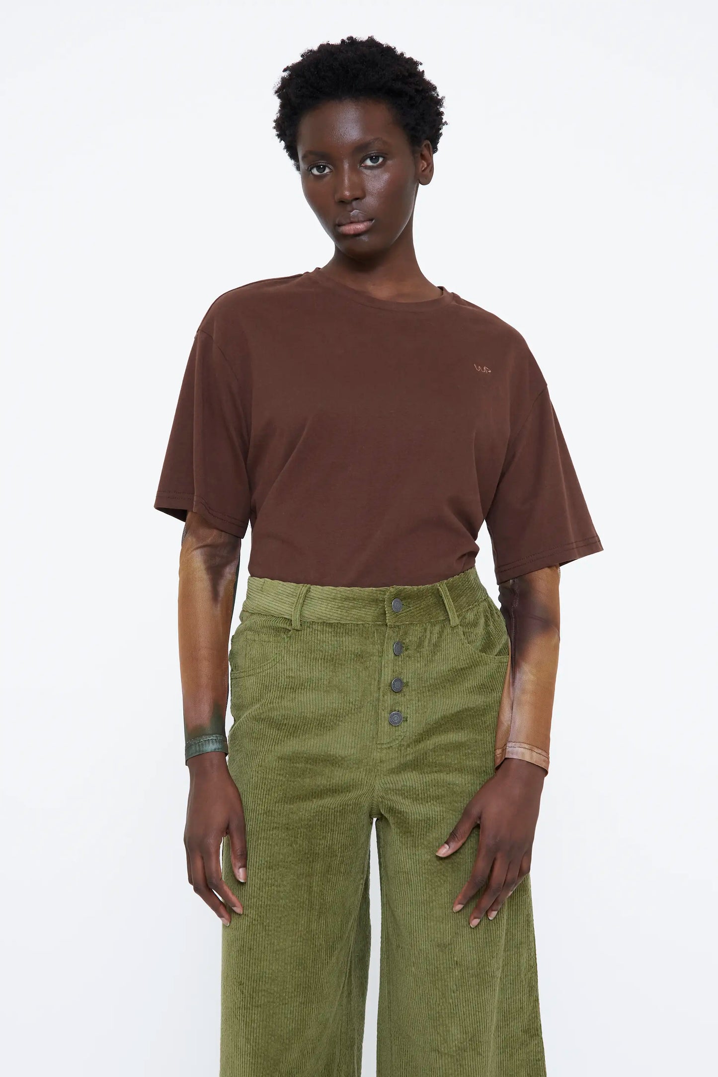 Camiseta bicolor marrón con estampado arce