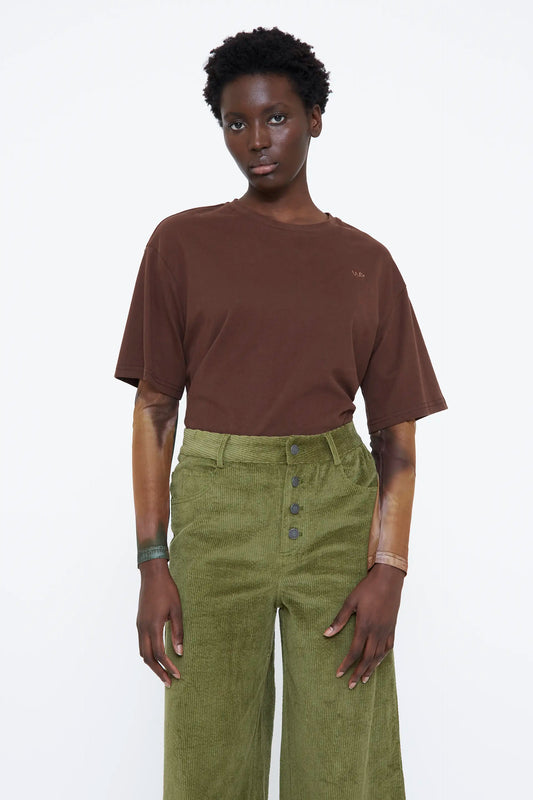 Camiseta bicolor marrón con estampado arce