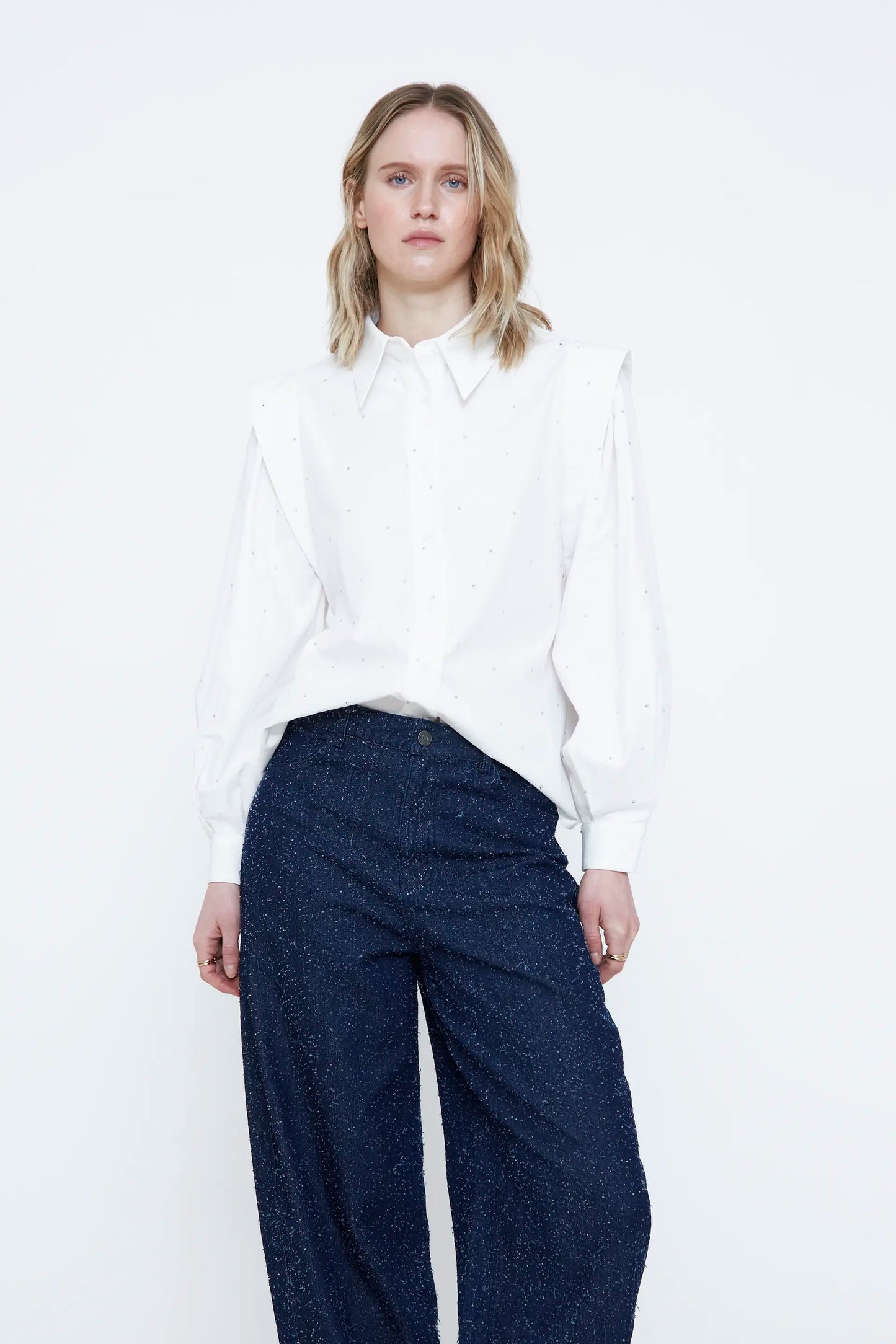 Camisa blanca con detalle de apliques