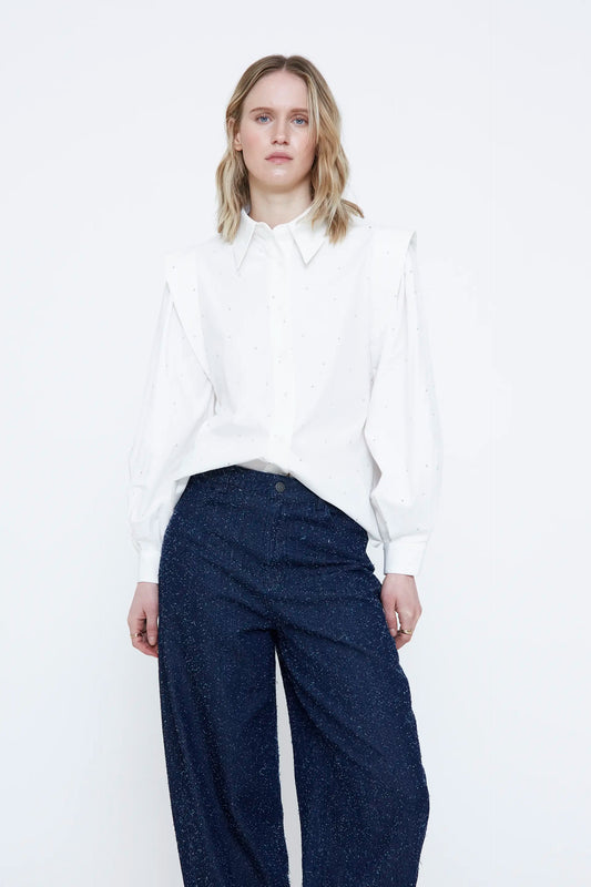 Camisa blanca con detalle de apliques