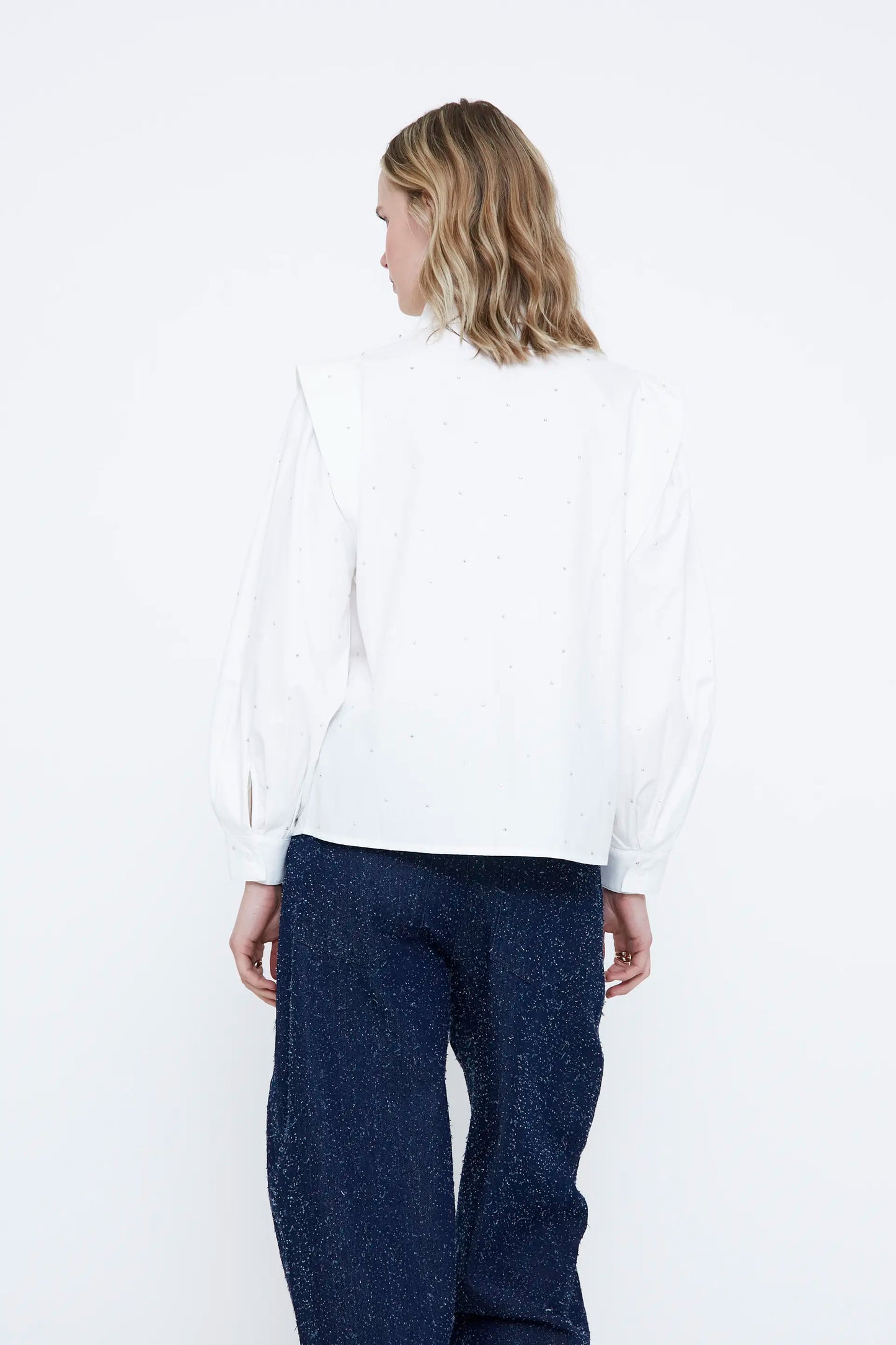 Camisa blanca con detalle de apliques