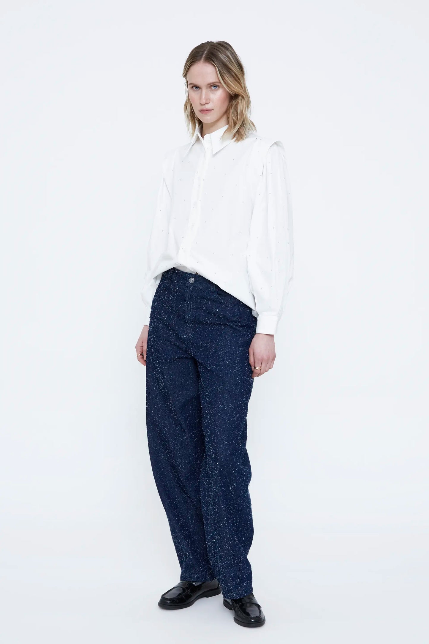 Camisa blanca con detalle de apliques