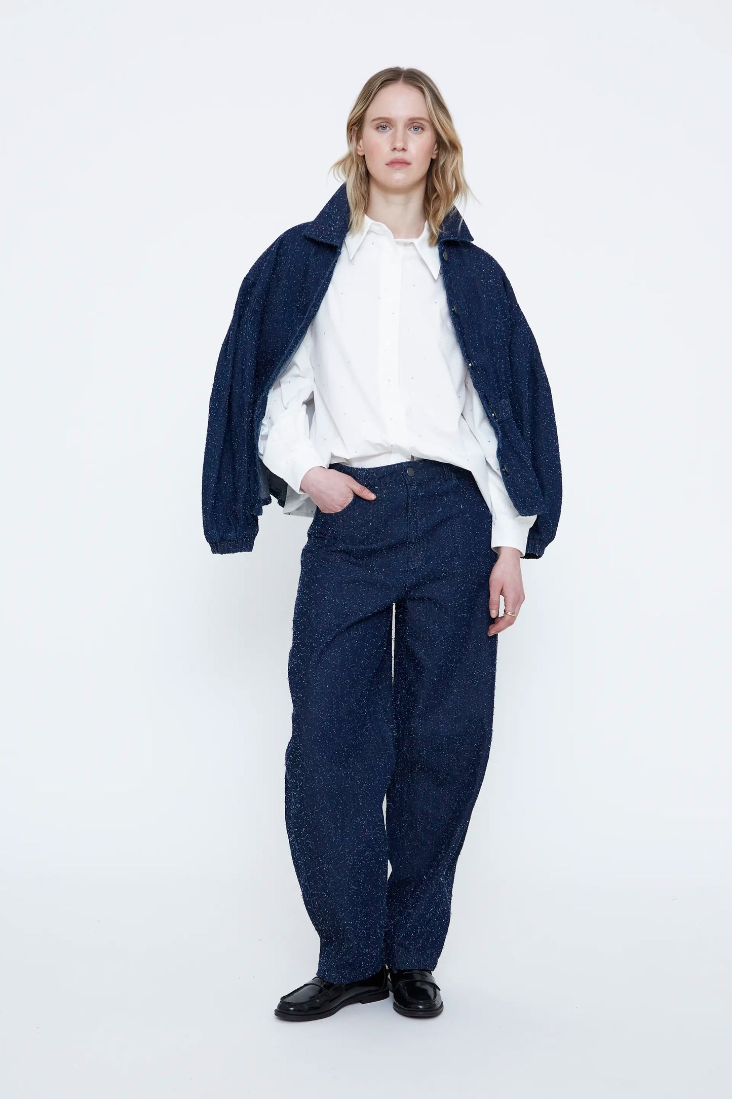 Camisa blanca con detalle de apliques